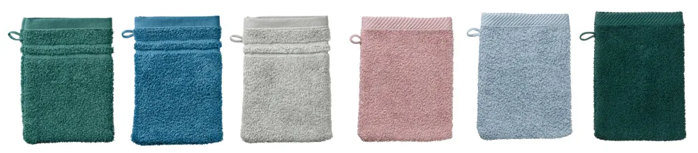 Sechs bunte Waschlappen in verschiedenen Farben: Grün, Blau, Beige, Rosa, Hellblau und Dunkelgrün mit Aufhängeschlaufen.