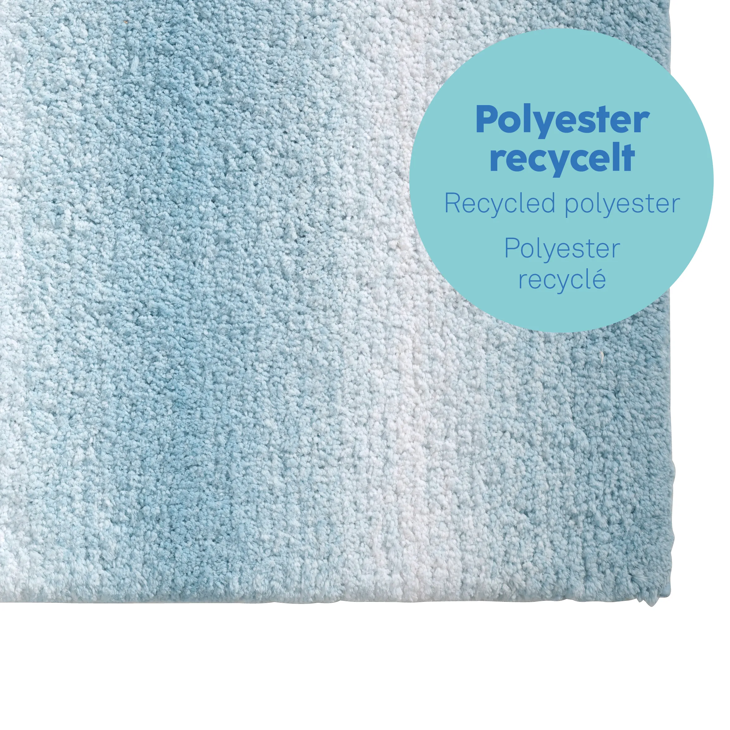 Recyceltes Polyester Stoff - Nachhaltige Materialien Detailaufnahme eines hellblauen, strukturierten recycelten Polyester-Stoffes mit Informationsetikett