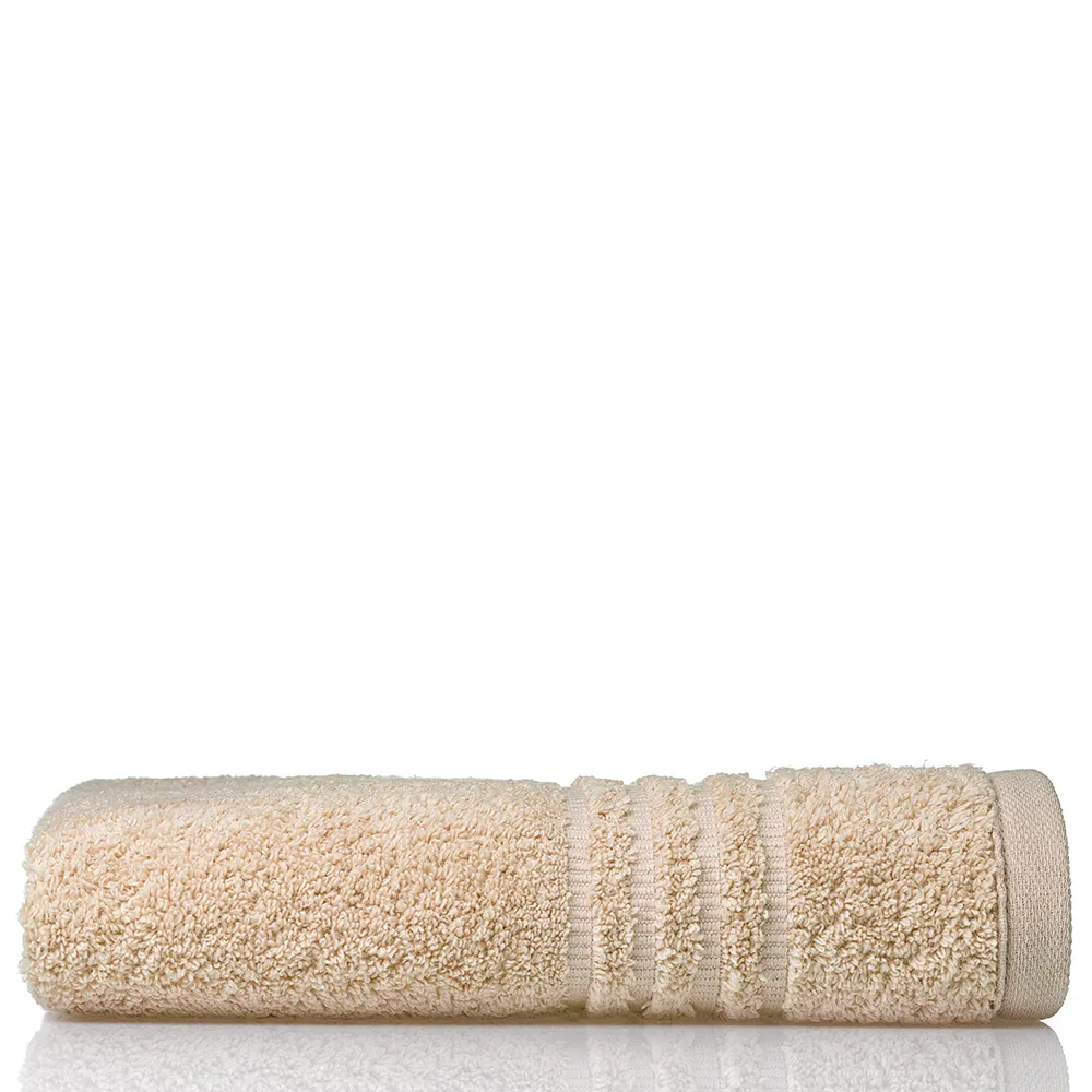 Beiges Baumwoll-Handtuch mit Streifen - Premium Frottier Beiges Handtuch aus weicher Baumwolle mit dekorativen Streifen auf weißem Untergrund