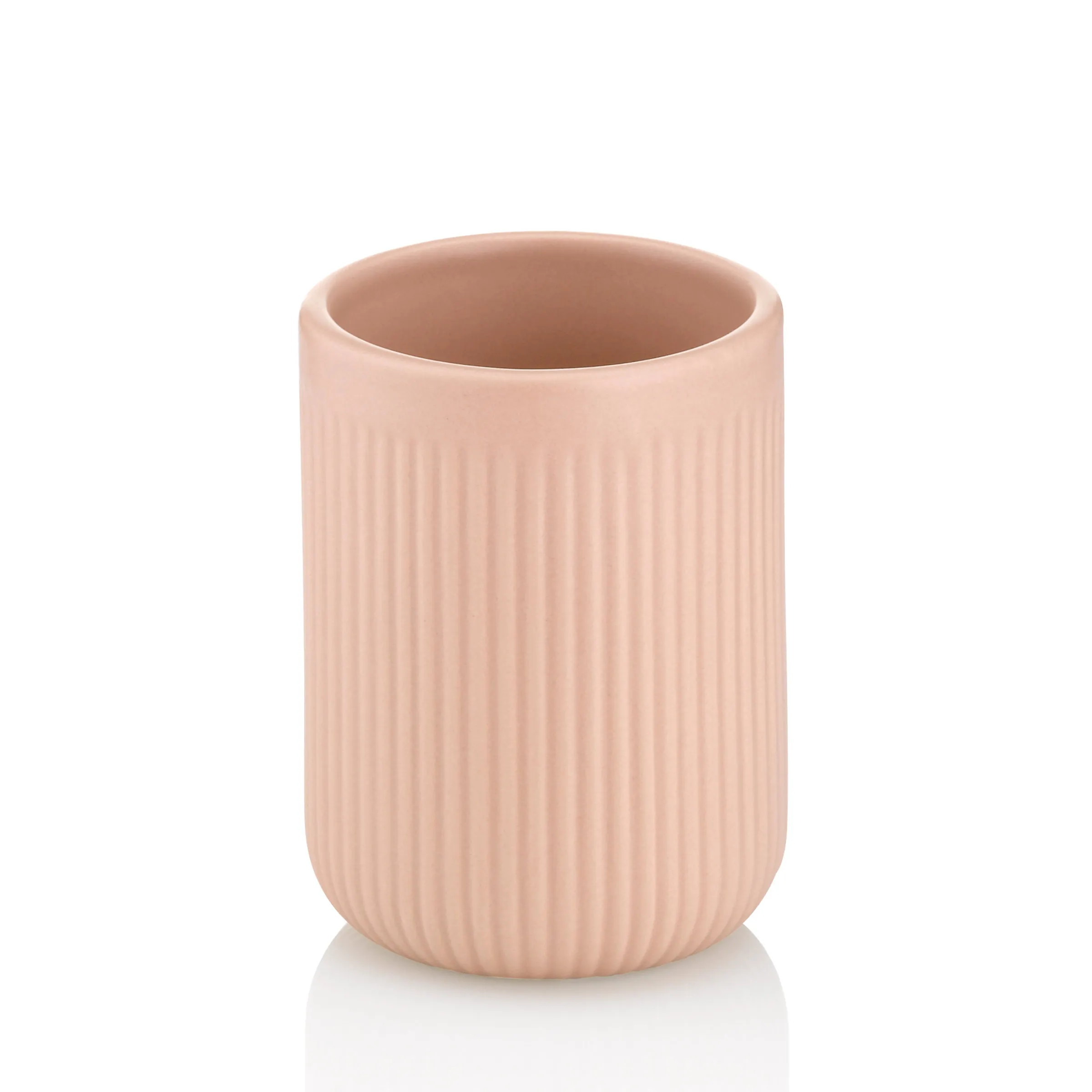 Rosa Keramikbecher mit vertikalen Rillen auf weißem Hintergrund, modernes minimalistisches Design
