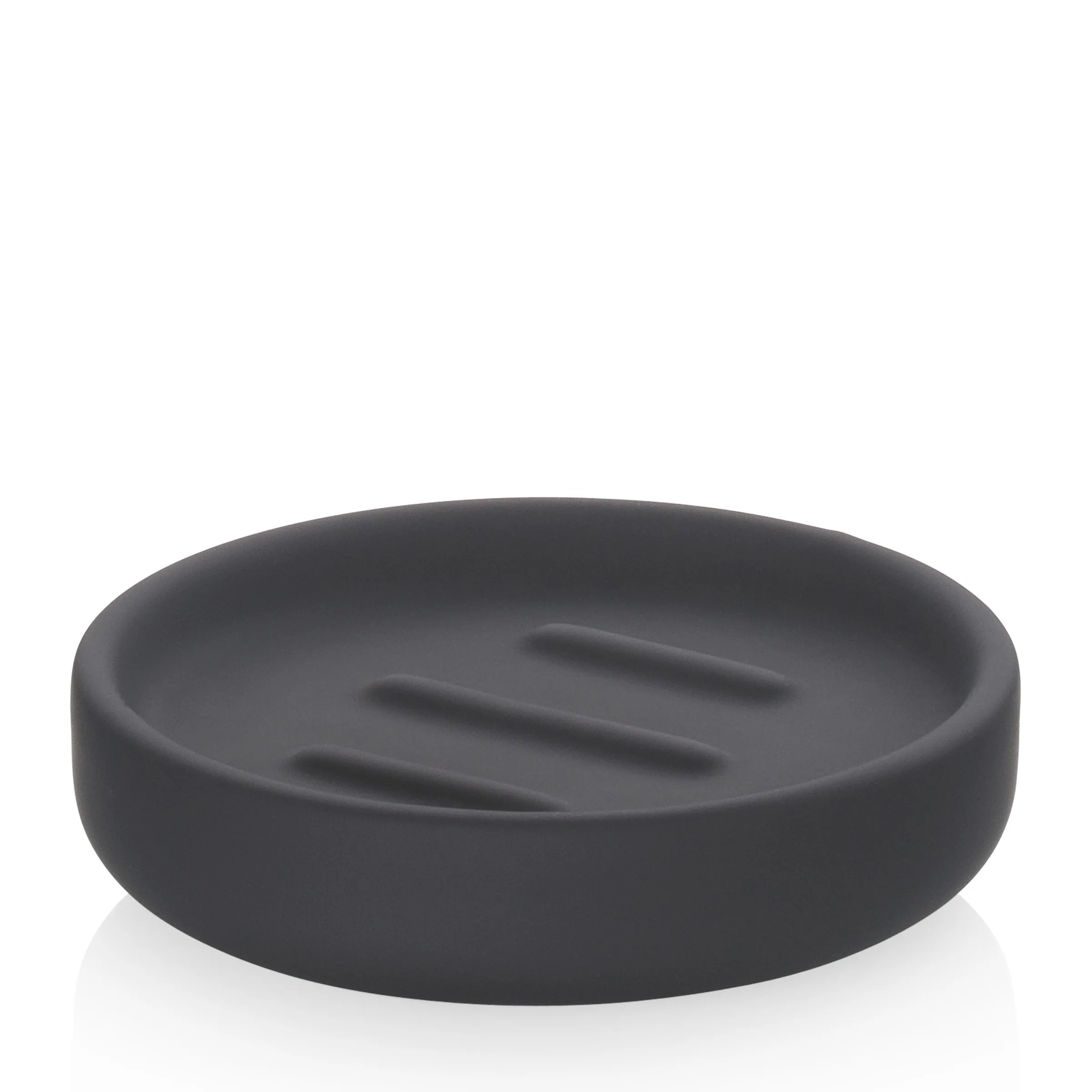 Schwarze Keramik-Seifenschale mit Rillen – Modernes Badezimmer-Accessoire Schwarze Keramik-Seifenschale mit Rillen für optimale Wasserablauf auf weißem Hintergrund