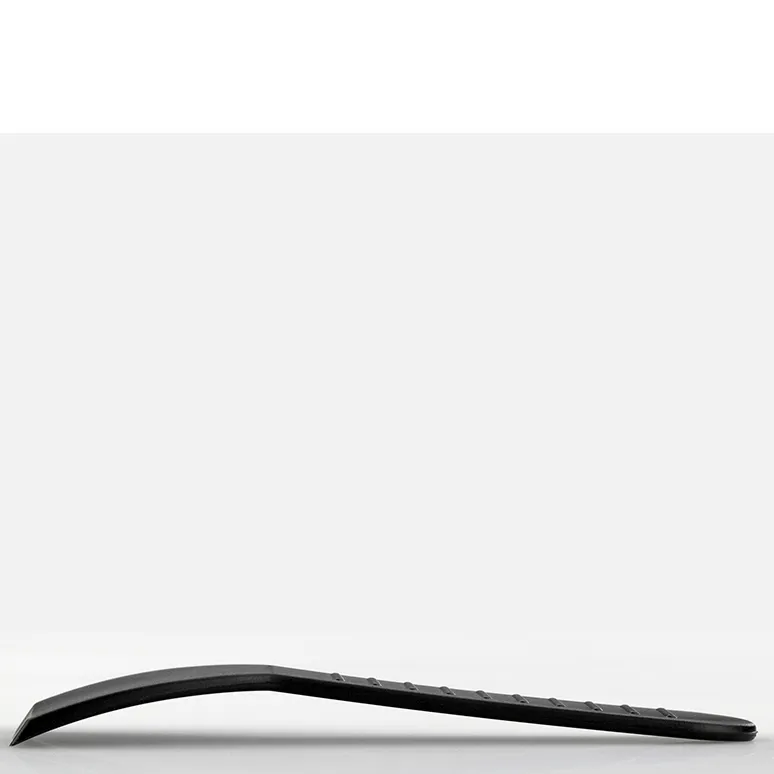 Ergonomische Wireless-Maus mit gebogener Griffform Schwarzer ergonomischer Wireless-Maus mit gebogener Form und rutschfester Oberfläche auf grauem Hintergrund