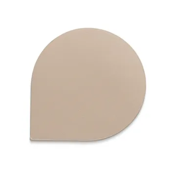 Beige-farbene, abgerundete Leder-Mousepad oder Schreibtischunterlage mit organischer, blattförmiger Form auf weißem Hintergrund