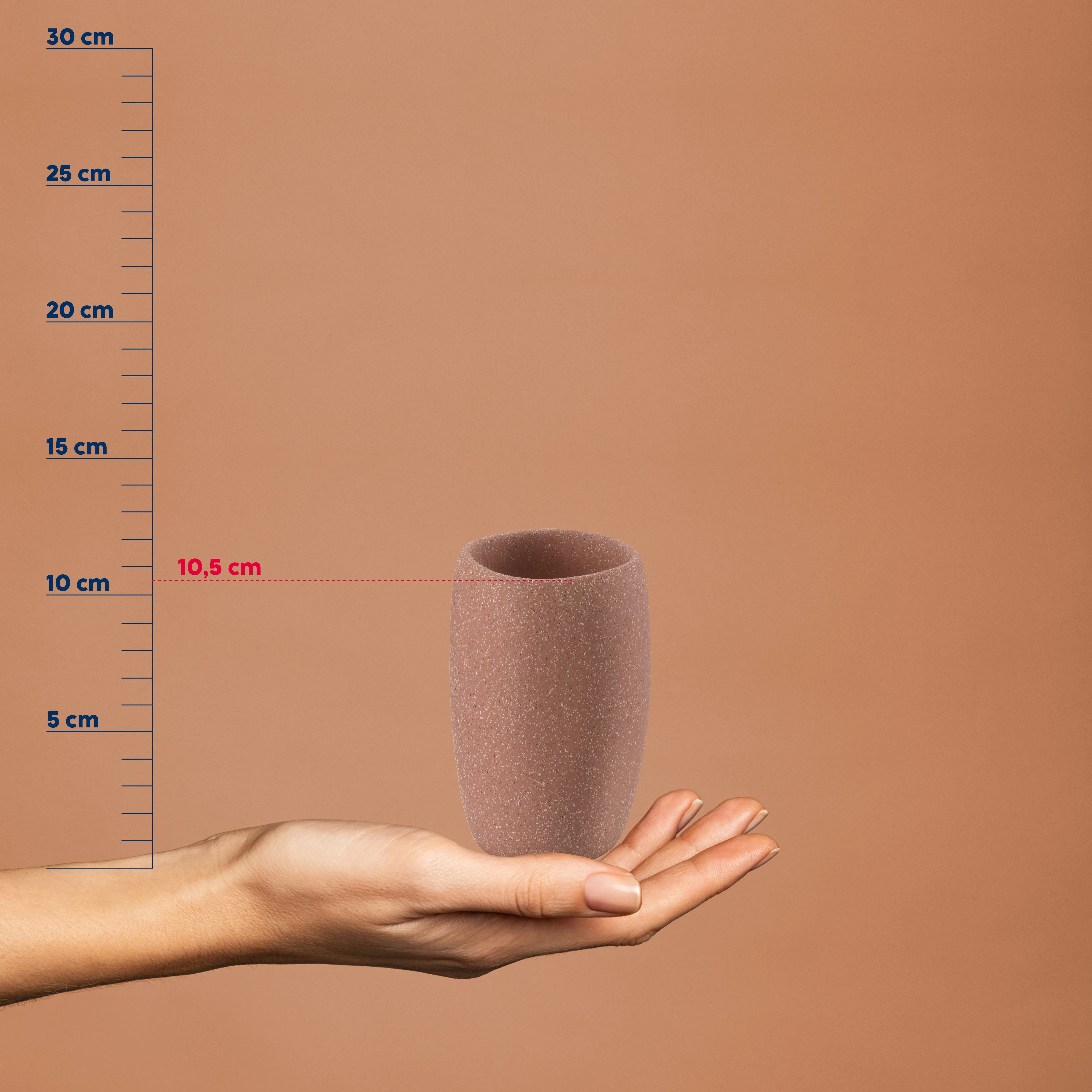 Keramikbecher Größe – Maße und Abmessungen Beige Keramikbecher mit Größenskala von 5-30 cm auf der linken Seite, in einer Hand gezeigt. Durchmesser 10,5 cm.