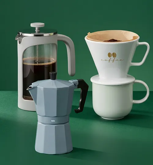 Kaffeezubereiter-Set: French Press, Espressokocher und Pour-Over-Filter mit Tasse auf grünem Hintergrund