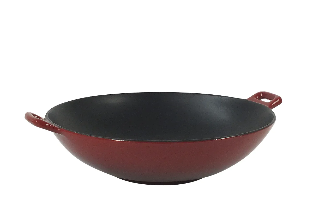 Wok-Pfanne mit Antihaftbeschichtung - Rot/Schwarz mit zwei Griffen Rote Wok-Pfanne mit schwarzer Antihaftbeschichtung und zwei seitlichen Griffen auf weißem Hintergrund