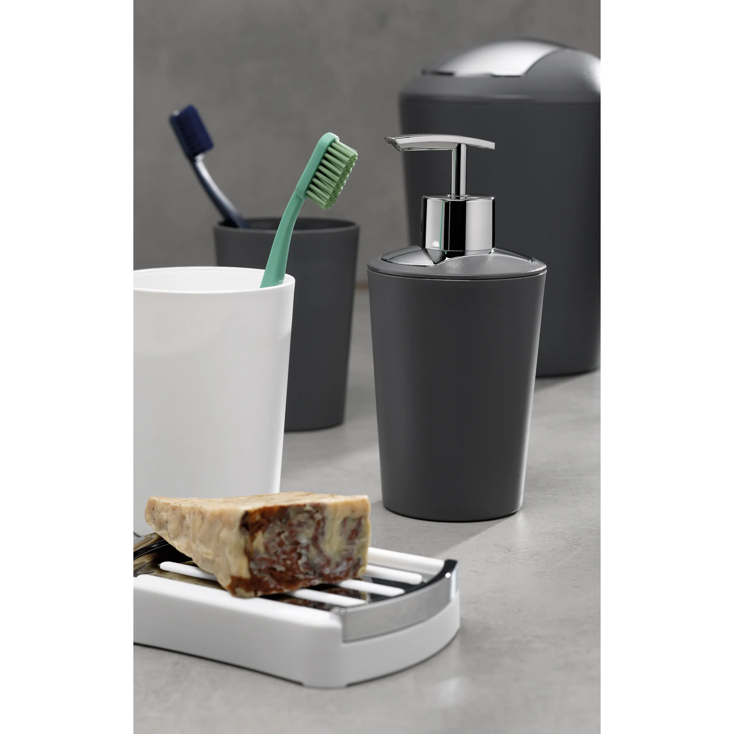 Modernes Badezimmer-Set in Grau und Weiß mit Seifenspender, Zahnputzbechern und Seifenschale