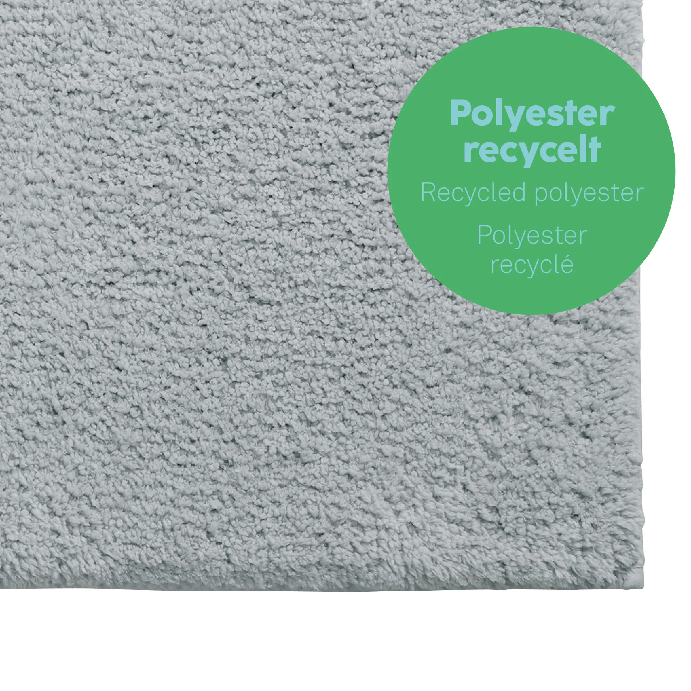 Grauer Teppich mit strukturierter Oberfläche und grünem Etikett für recyceltes Polyester