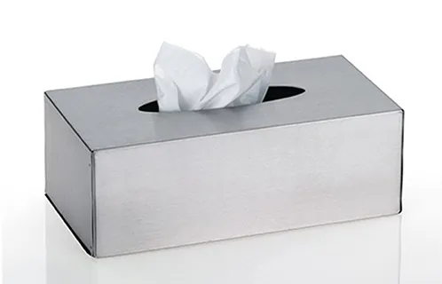Taschentuchbox Silber - Elegante Kosmetiktuchspender Silberne rechteckige Taschentuchbox aus Metall mit weißen Tüchern, die oben herausragen, auf reflektierendem Untergrund.