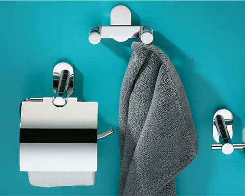 Badezimmer-Accessoires Set: Toilettenpapierhalter & Handtuchhalter Badezimmer-Wandmontage mit Toilettenpapierhalter, Handtuchhalter und Haken an türkiser Wand mit grauem Handtuch