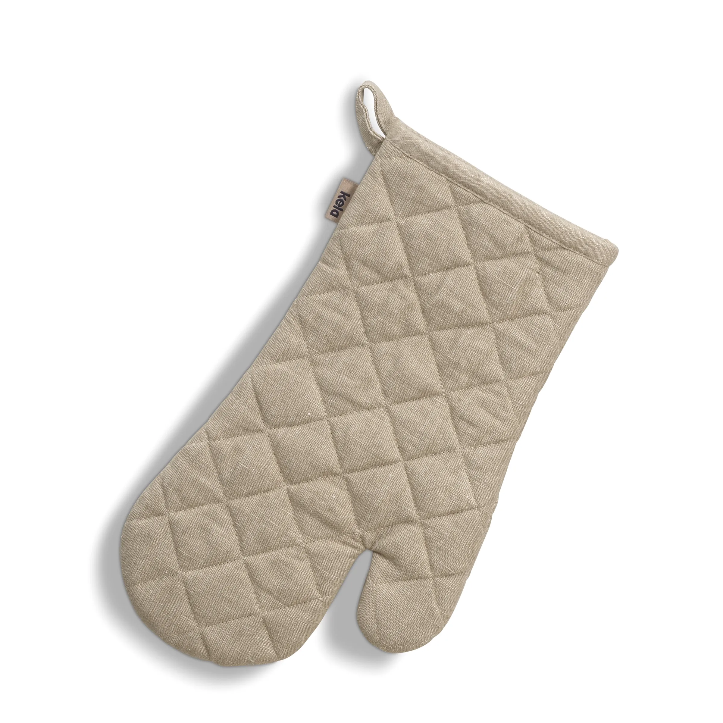 Beige gesteppter Ofenhandschuh aus Leinen mit Aufhängeschlaufe auf weißem Hintergrund