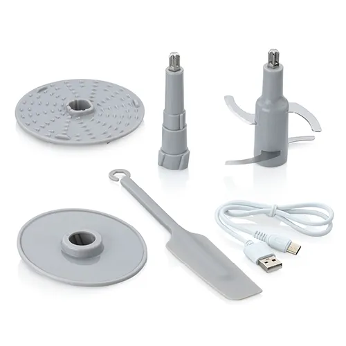 Küchenmaschine Zubehör Set - Mixer Aufsätze und Scheiben Küchenmaschinen-Zubehörset mit Scheiben, Aufsätzen, Spatel und USB-Kabel auf weißem Hintergrund