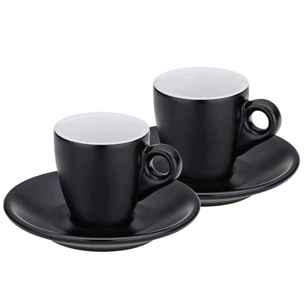 Schwarze Espressotassen Set mit Untertassen - Moderne Kaffeetassen Zwei schwarze Espressotassen mit weißem Inneren und passenden schwarzen Untertassen auf weißem Hintergrund