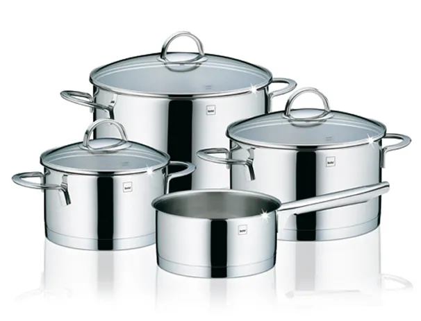 Edelstahl Kochtopfset mit Glasdeckeln - 5-teiliges Kochgeschirr Set Kochgeschirr-Set aus Edelstahl mit fünf Töpfen und Glasdeckeln auf weißem Hintergrund