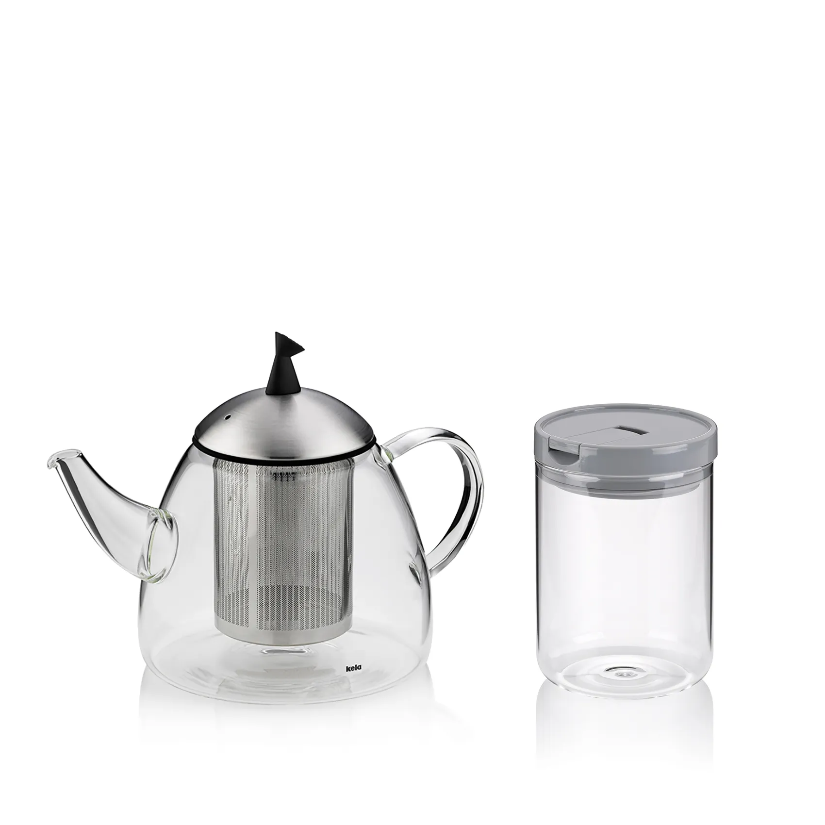 Glaskanne mit Edelstahlfilter und grauem Deckel neben einer Glasspeicherdose mit Verschlussdeckel auf weißem Hintergrund