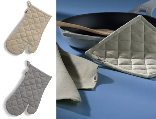 Küchenhandschuhe und Topflappen in Beige und Grau mit Steppung, sowie Einsatz auf einem blauen Topf