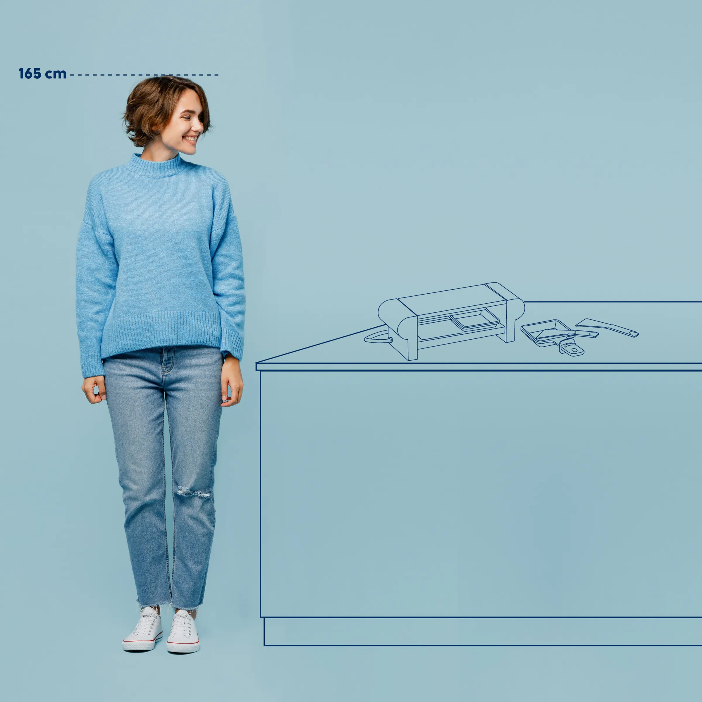 Raclette-Grill Größenvergleich 165cm - Tischgrill mit Zubehör Frau in blauem Pullover steht neben Tisch mit Raclette-Grill und Zubehör, Höhenangabe 165 cm