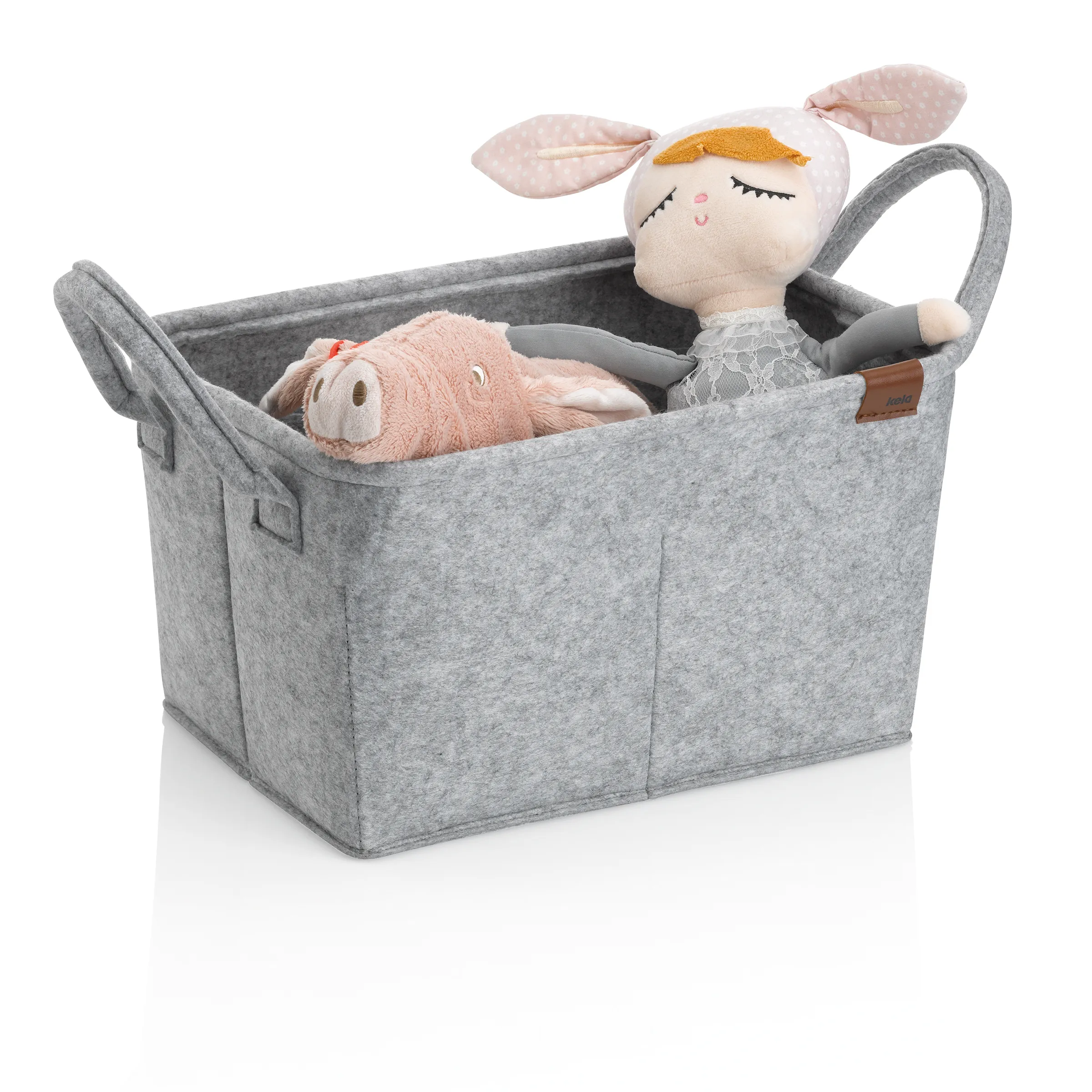 Grauer Filz-Aufbewahrungskorb mit Spielzeug - Kinderzimmer Organizer Grauer Filzkorb mit Griffen gefüllt mit Stoffpuppe und Plüschtieren auf weißem Hintergrund