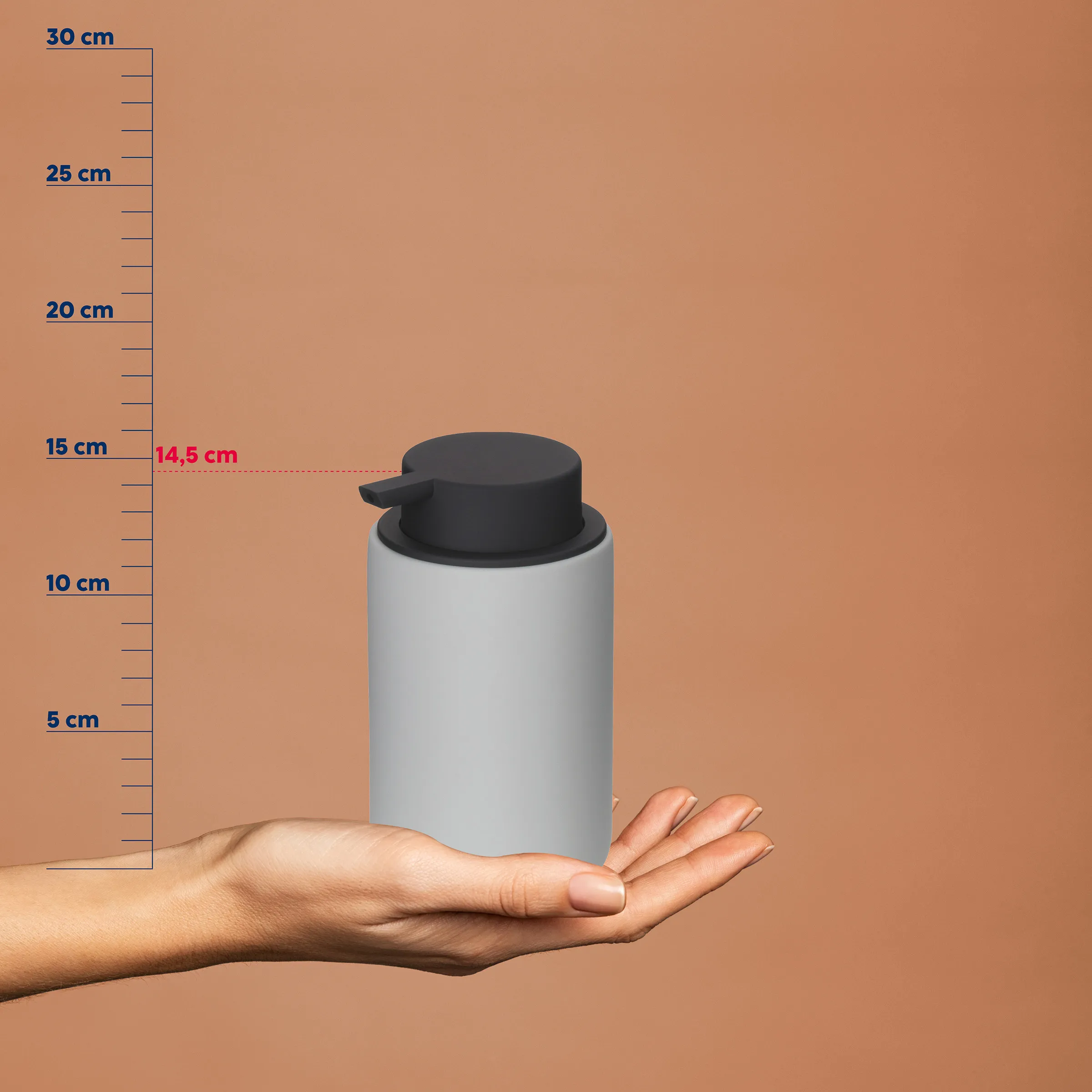 Pumpflasche grau mit Maßstab - Produktfotografie Kosmetikverpackung Graue Pumpflasche mit schwarzem Spender auf Hand, Maßstab zeigt 14,5 cm Höhe