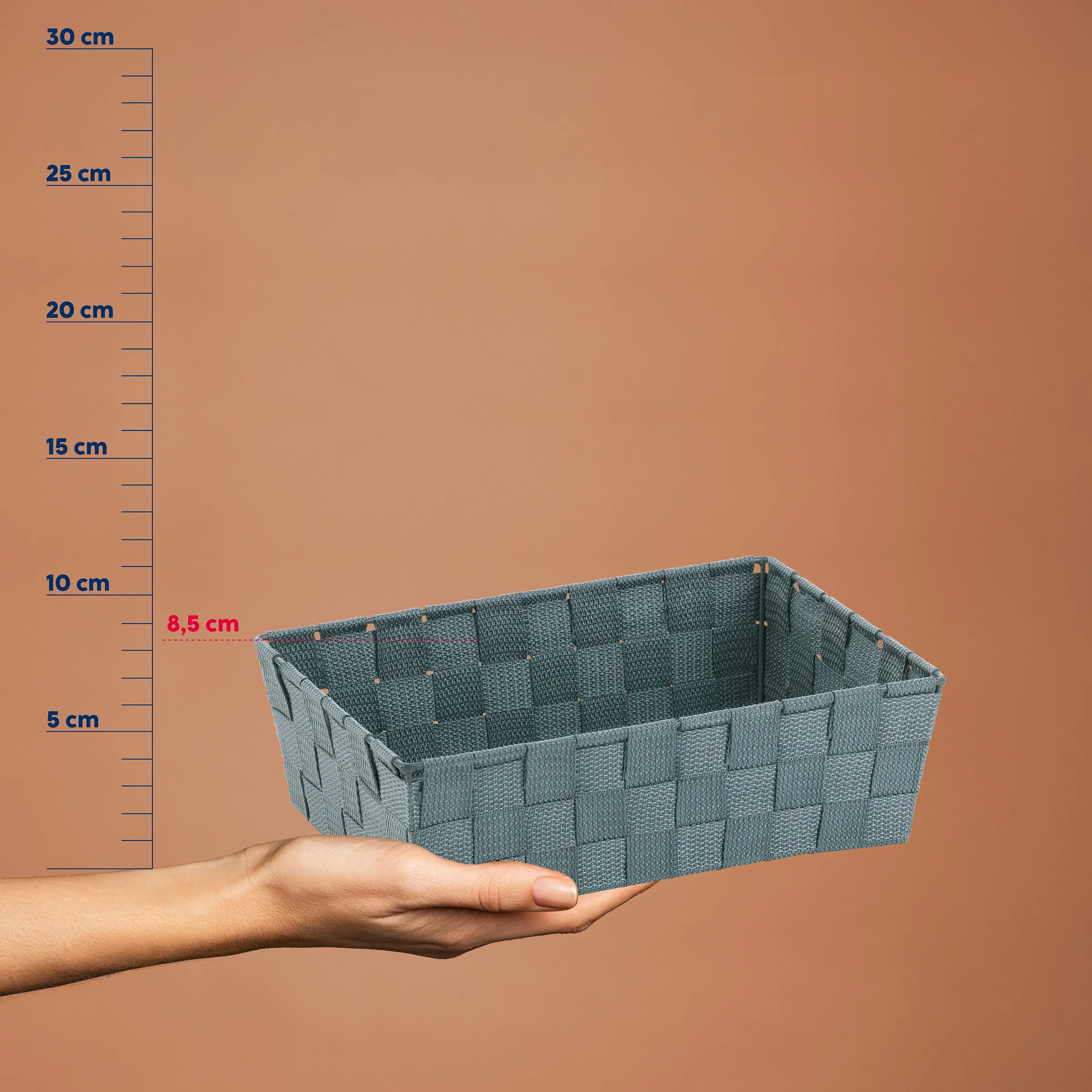 Aufbewahrungsbox Kunststoff Flechtdesign klein Graue Aufbewahrungsbox aus Kunststoff mit Flechtmuster, Größenvergleich an Messskala von 0-30 cm, Höhe etwa 8,5 cm