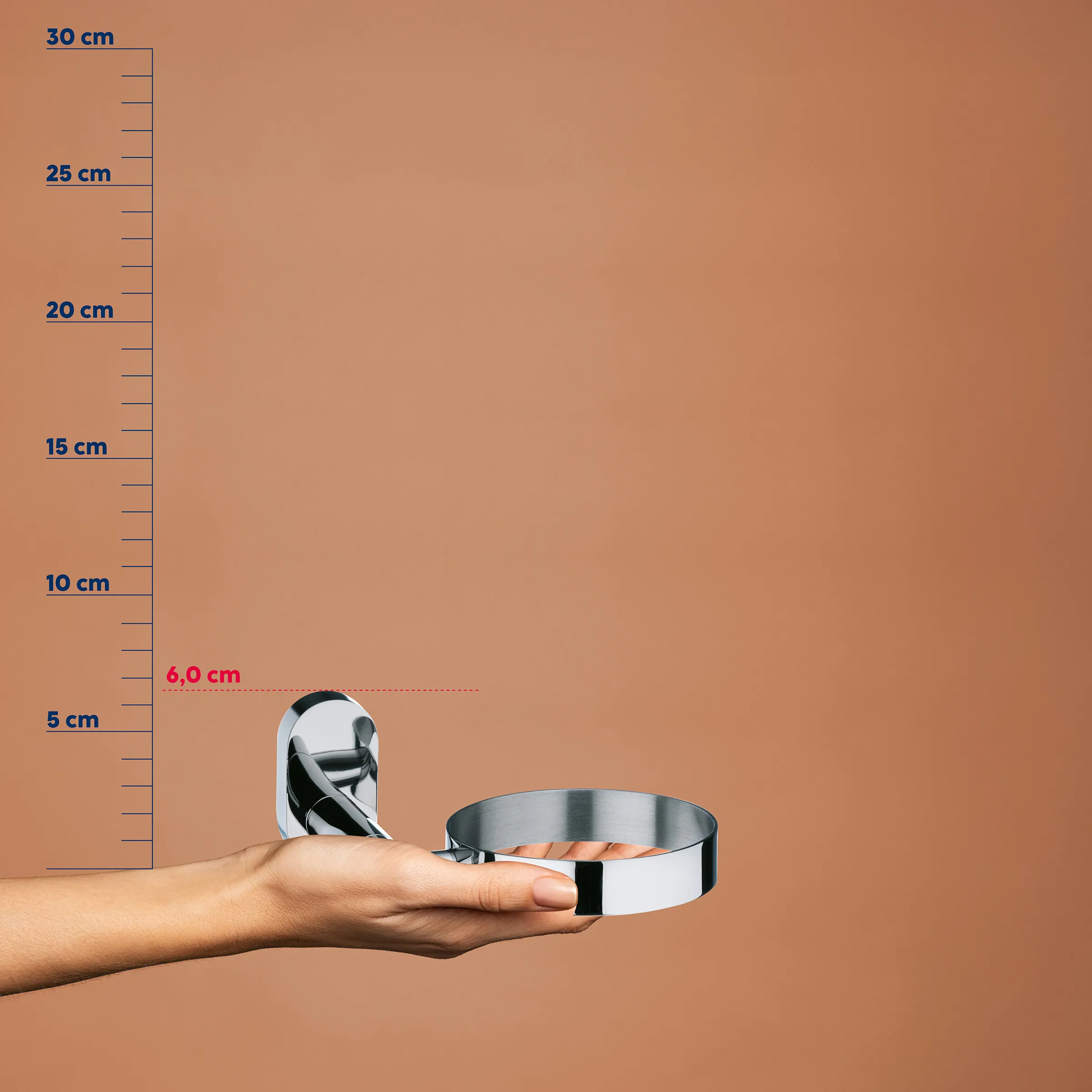 Wasserhahn Auslaufrohr 6 cm - Küchenarmatur Zubehör Wasserhahn-Auslaufrohr und rundes Sieb werden in einer Hand vor einer Messskala gehalten, die 6,0 cm Durchmesser anzeigt
