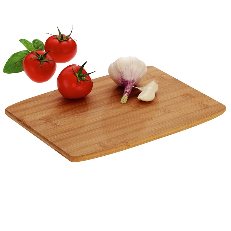 Bambusschneidebrett mit Tomaten und Knoblauch - Küchenutensilien Bambusschneidebrett mit frischen Tomaten, Knoblauch und Basilikum auf weißem Hintergrund