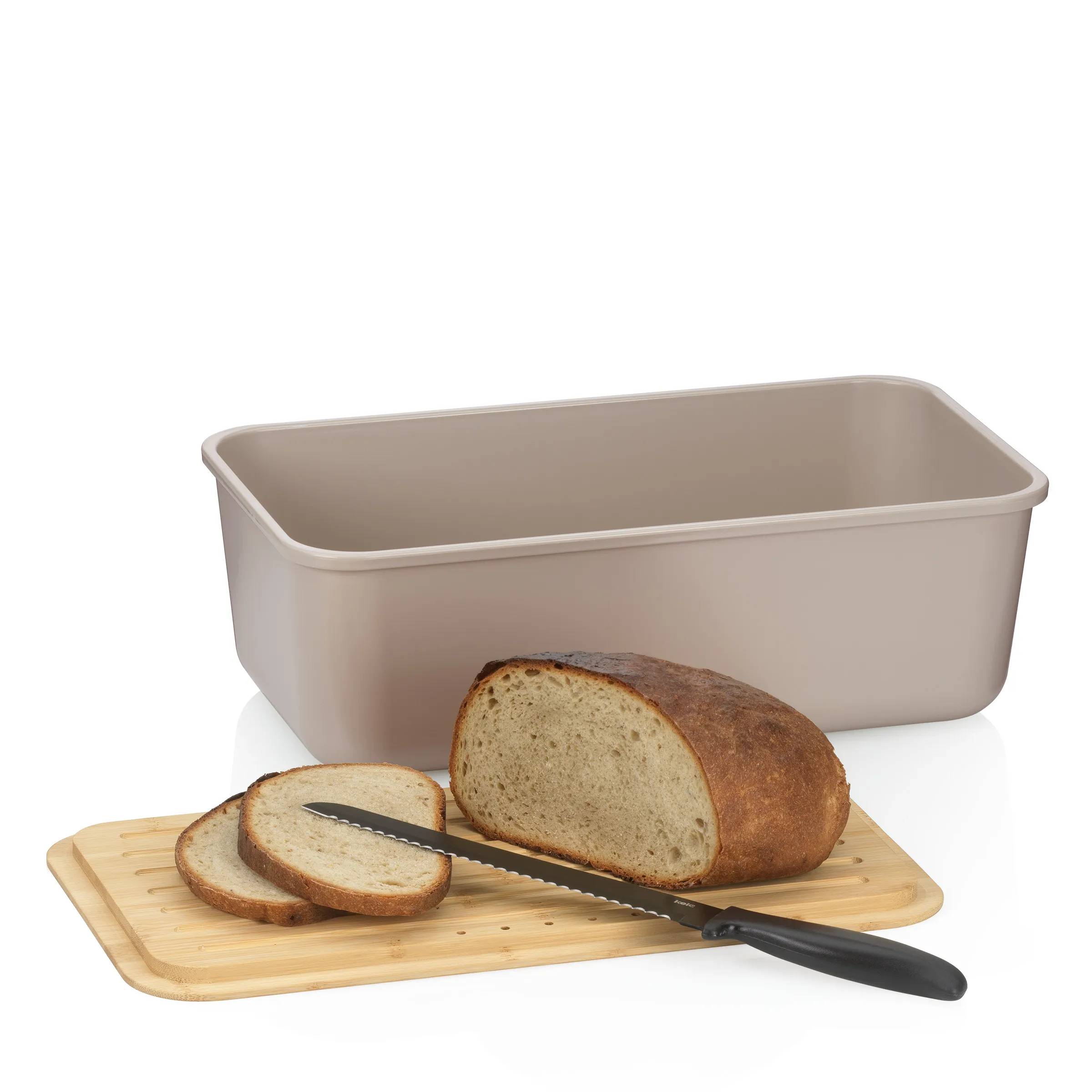 Brotdose Brottopf aus Kunststoff für Brotaufbewahrung Beige Brotdose mit Deckel neben Schneidebrett mit geschnittenem Brot und Brotmesser auf weißem Hintergrund.