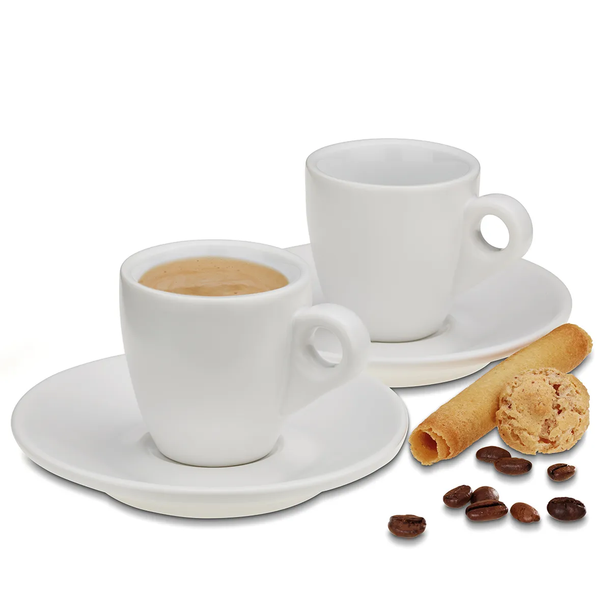 Espresso Kaffee Service mit Gebäck und Bohnen Zwei Espressotassen mit Kaffee, Untertassen, Kekse und Kaffeebohnen auf weißem Hintergrund