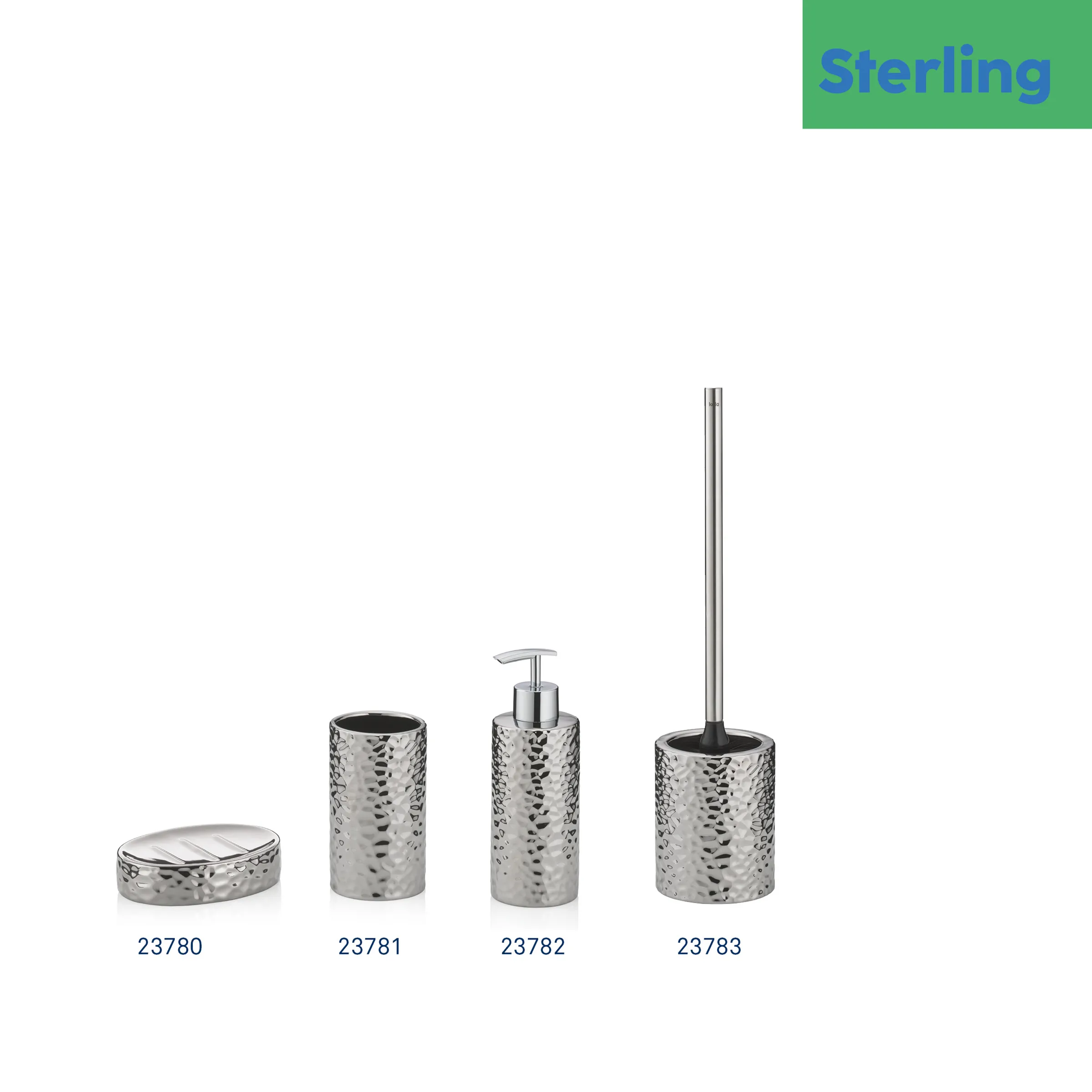 Sterling Badezimmer-Set: Zahnbürstenhalter, Seifenspender und Accessoires Vier Badezimmer-Accessoires aus silbernem Metall mit strukturierter Oberfläche: Seifenschale, Zahnbürstenhalter, Seifenspender und Toilettenbürstenhalter.