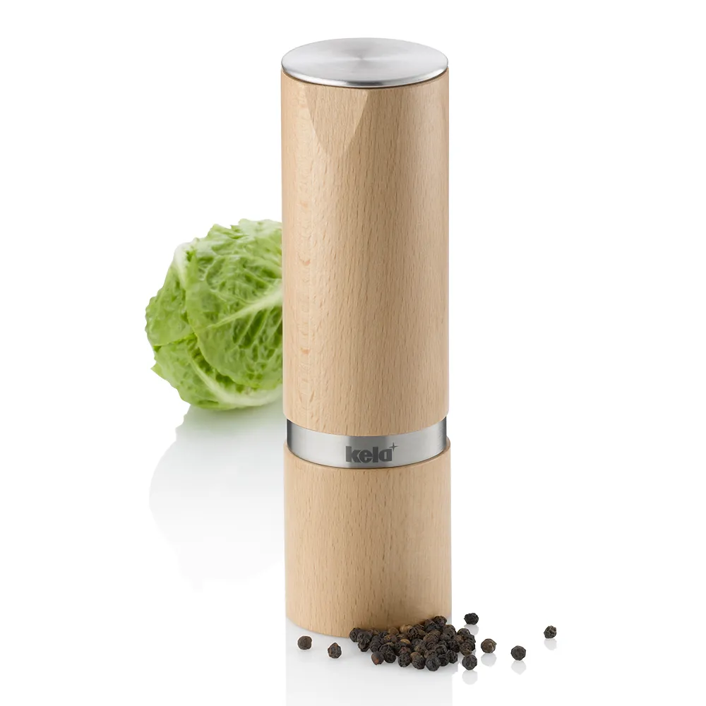Holz Pfeffermühle - Premium Gewürzmühle mit Edelstahl Holzpfeffermühle mit Edelstahlkappe neben frischem Salat und schwarzen Pfefferkörnern