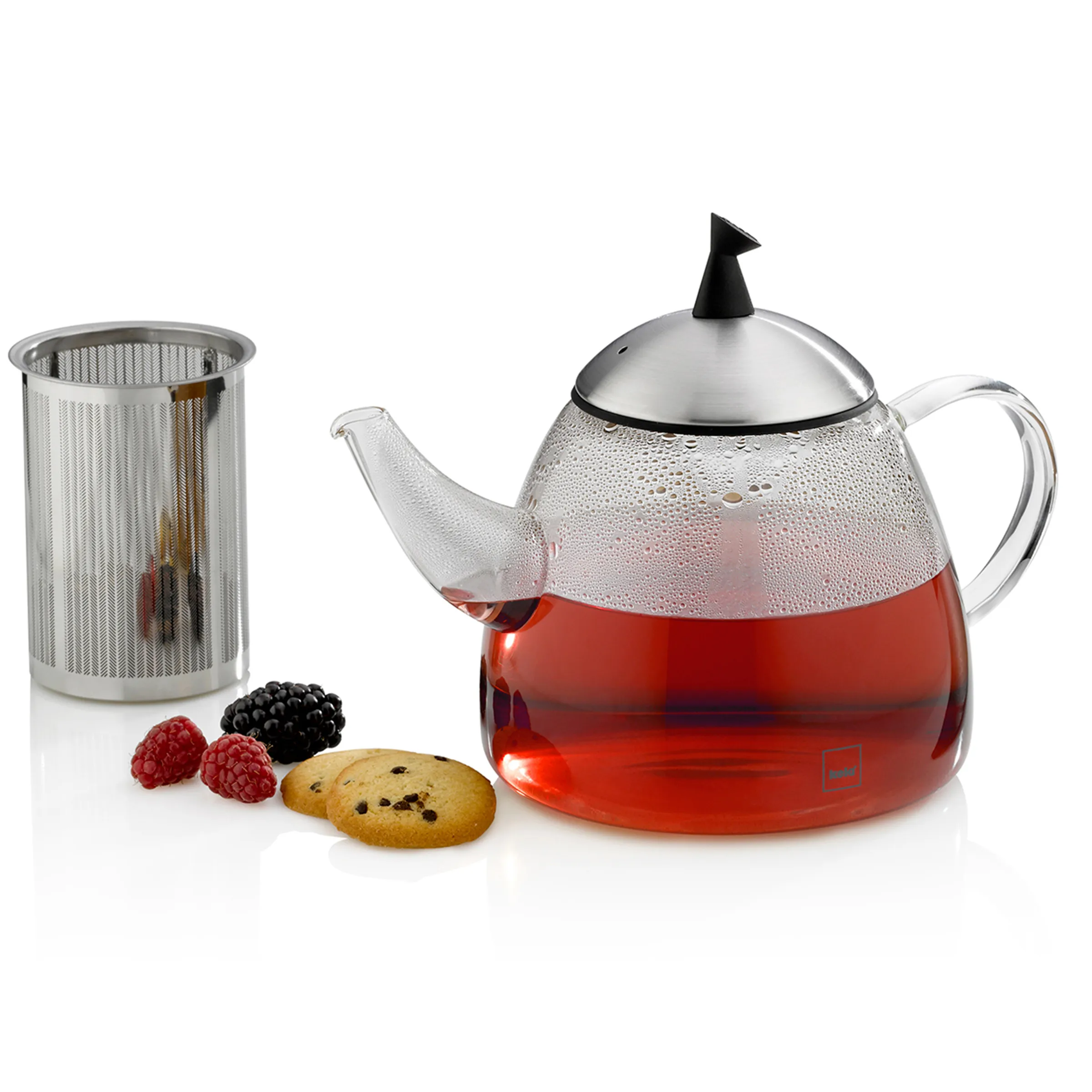 Glas-Teekanne mit Sieb und Früchtetee - Teeservice Set Glas-Teekanne mit rotem Tee gefüllt, Edelstahl-Teesieb, Beeren und Keks auf weißem Hintergrund