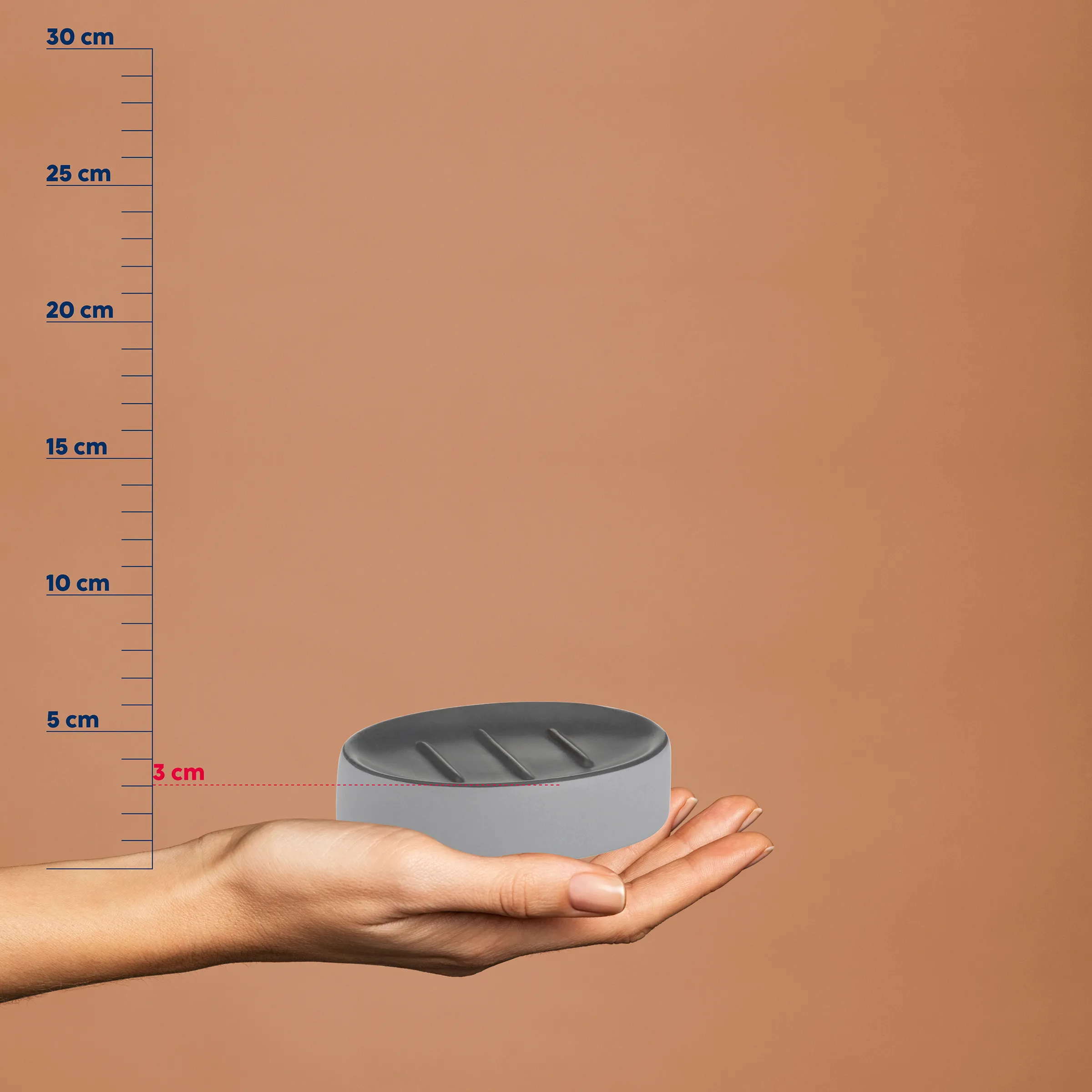 Seifenschale Keramik klein - kompakte Badaccessoires Graue Seifenschale mit Rillen in einer Hand, neben einer Messskala von 0-30 cm, zeigt Größe von etwa 3 cm Durchmesser