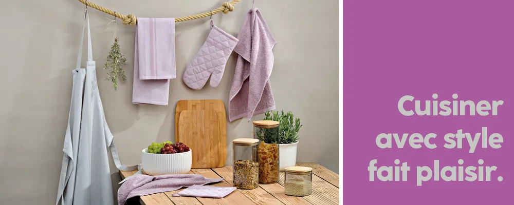 Décoration Cuisine Moderne avec Style - Textiles et Accessoires Décoration de cuisine élégante avec textiles violets, planche en bois, plantes en pot et contenants sur table en bois.