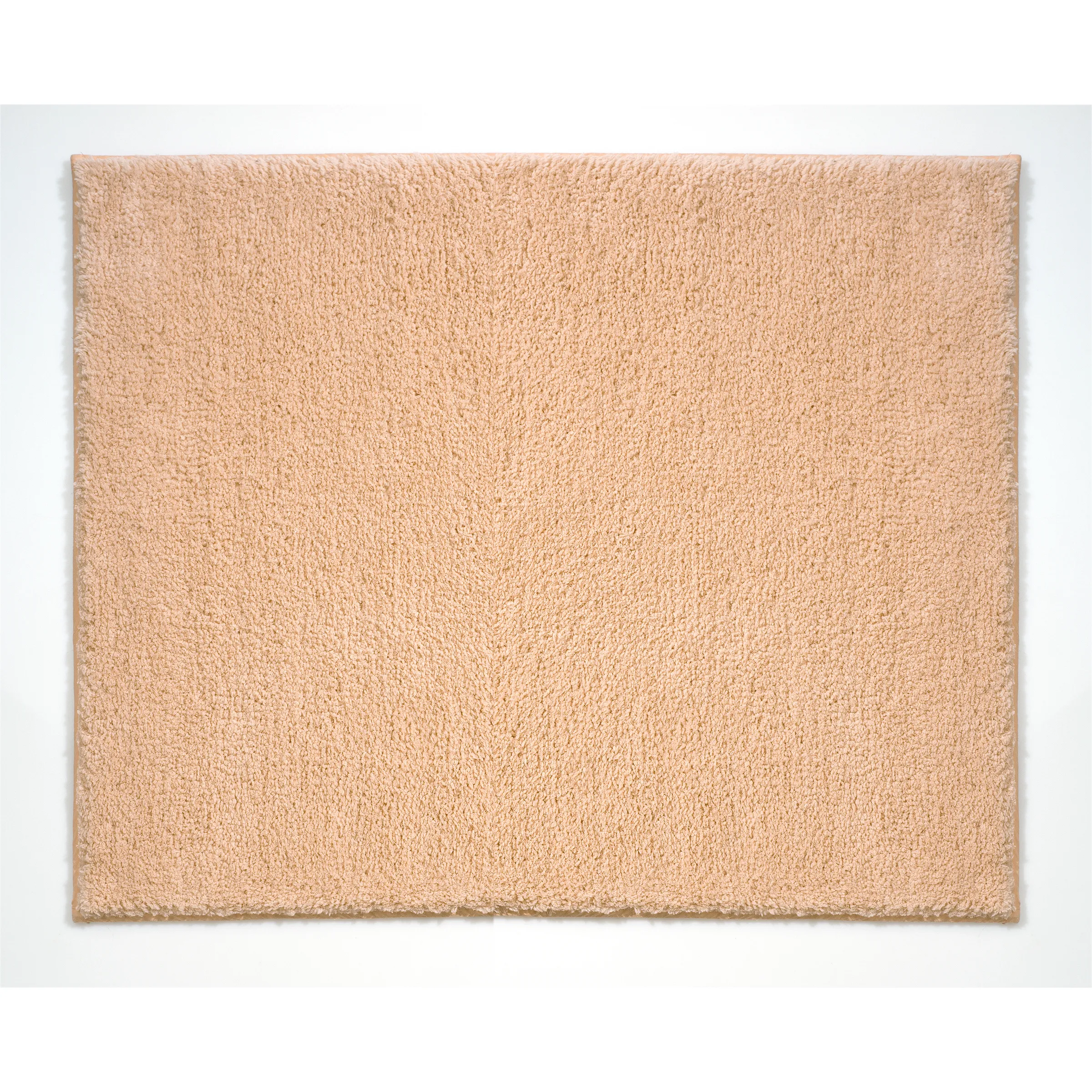 Beige Badematte Frottee - weiche Badvorleger für Badezimmer Beige Badematte aus weichem Frottee auf weißem Hintergrund