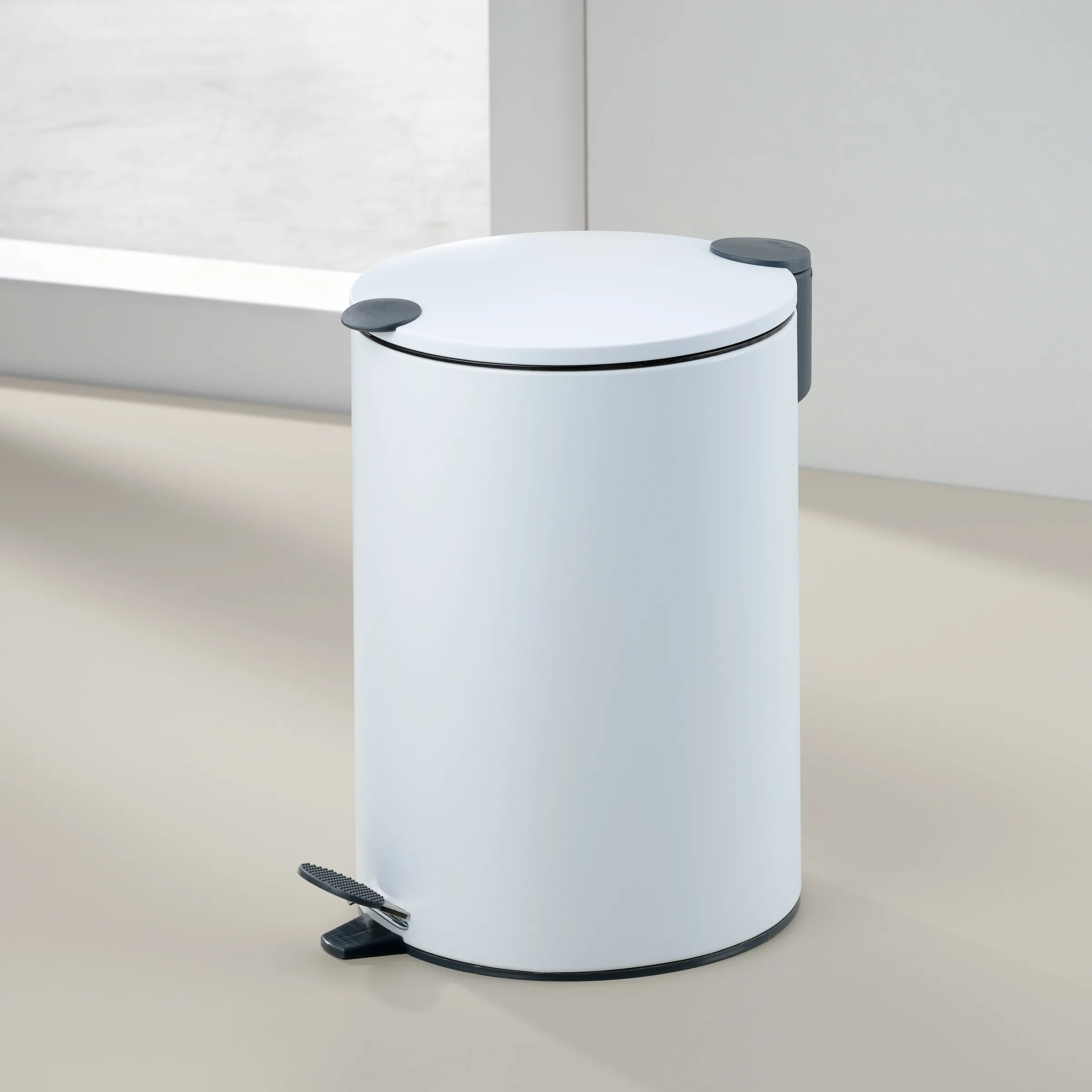 Weißer Tretmülleimer Badezimmer - Moderner Abfalleimer mit Pedal Weißer Tretmülleimer mit grauem Pedal und Deckel, runde Form, in modernem Badezimmer