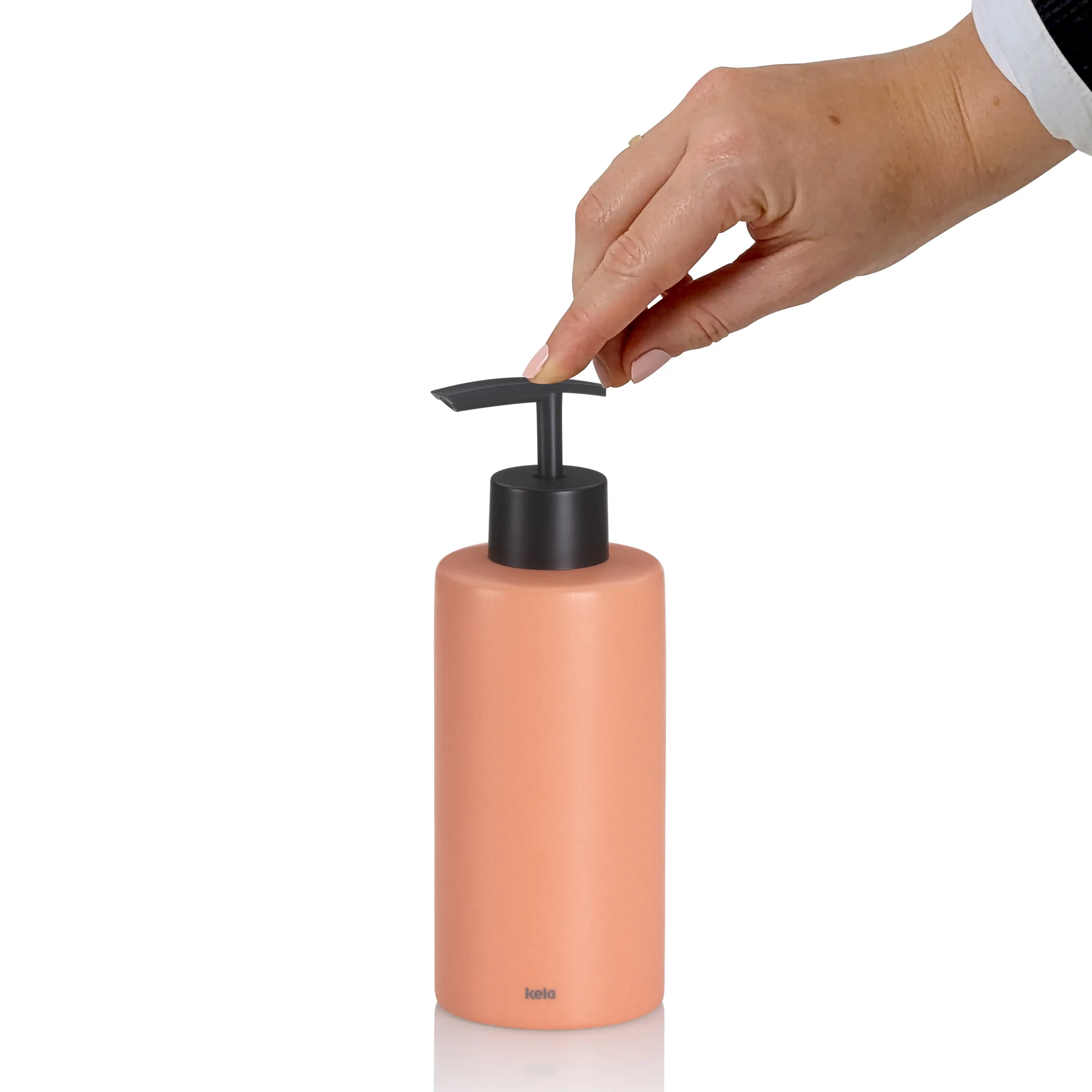 Seifenspender mit Pumpe - Praktischer Dispenser Hand betätigt Pumpe eines pfirsichfarbenen Seifenspenders mit schwarzem Pumpenkopf
