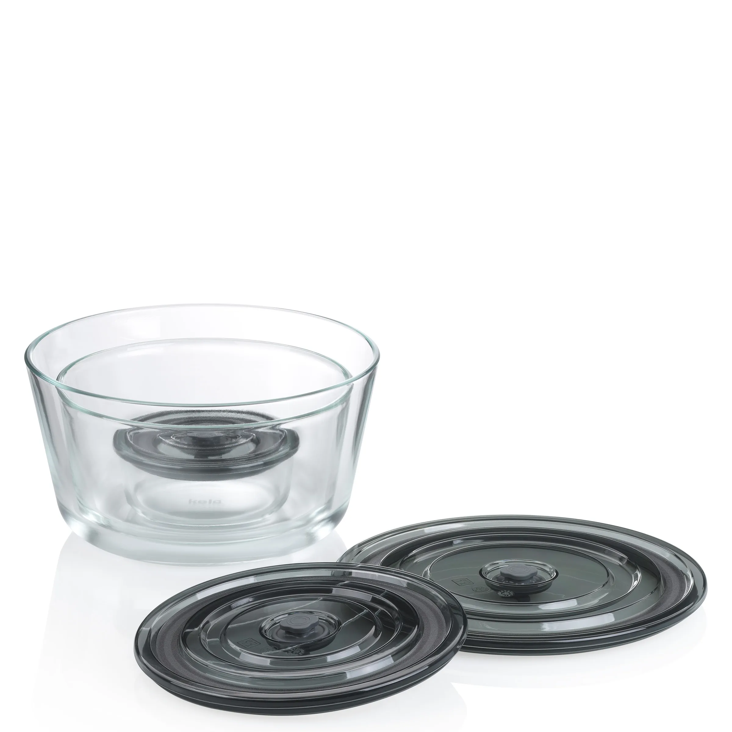 Glasschüssel mit Deckel - Frischhaltedose Set Glasschüssel mit transparentem Kunststoffdeckel und zwei schwarzen Kunststoffdeckeln daneben auf weißem Hintergrund