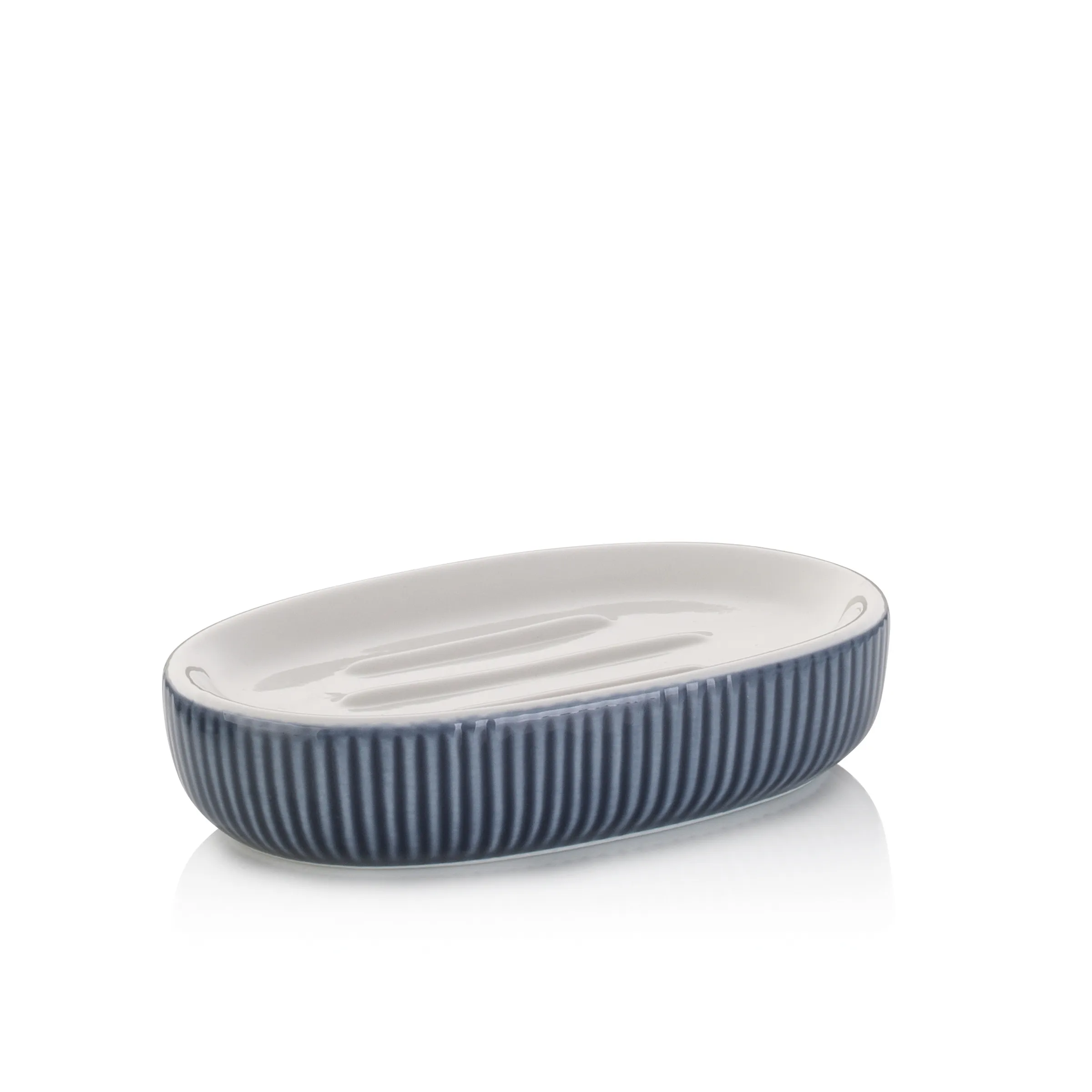 Keramik Seifenschale oval mit gerilltem Design - Badezimmer Accessoire blau-weiß Ovale Seifenschale aus Keramik mit gerilltem blauem Rand und weißem Inneren auf reflektierender Oberfläche