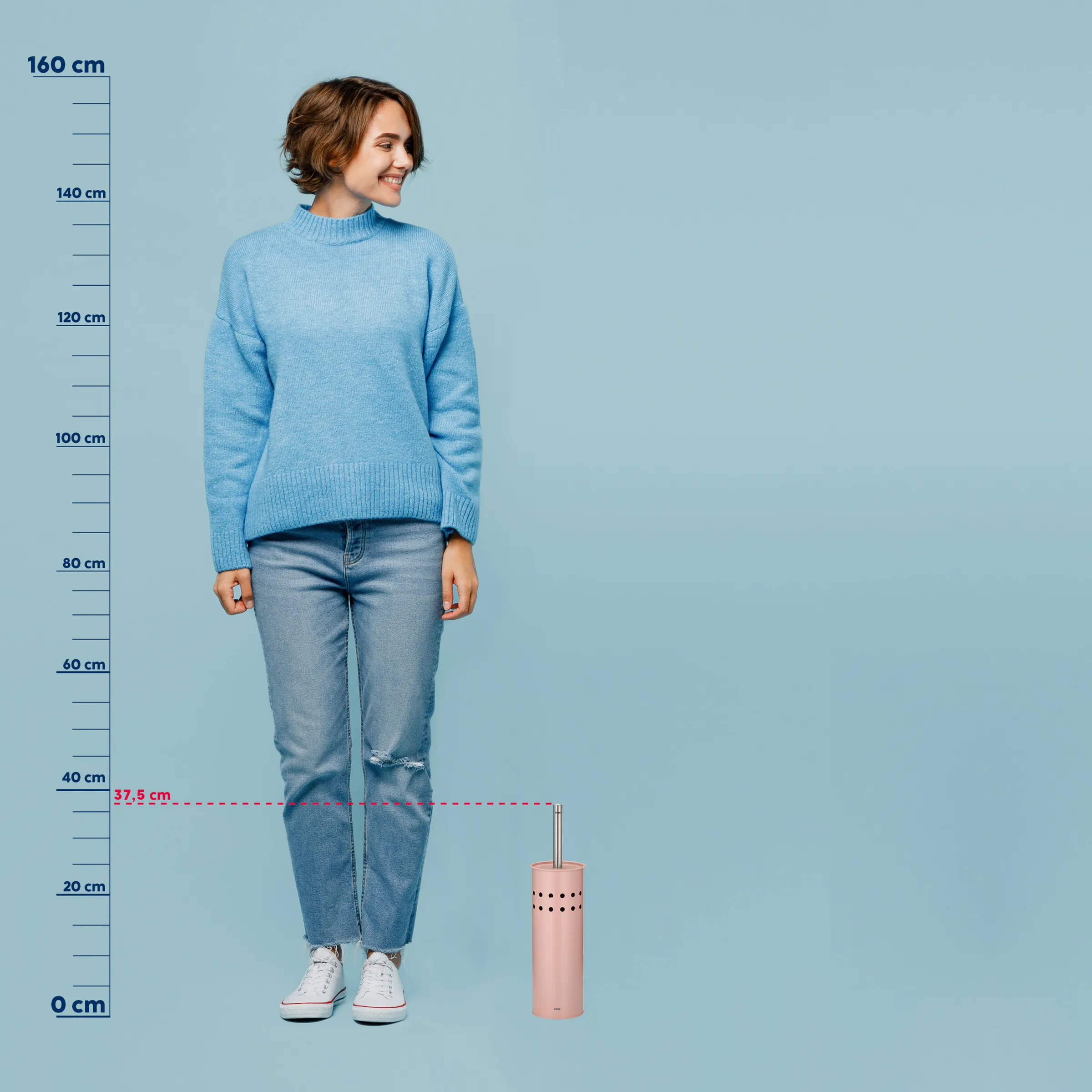 Trinkflasche 37,5 cm - Isolierte Wasserflasche mit Größenvergleich Junge Frau in blauem Strickpullover und Jeans neben einer rosa Trinkflasche mit Messskala (37,5 cm Höhe)