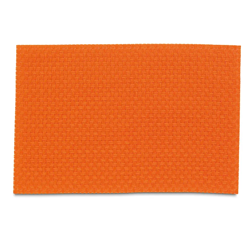 Orange Stoffmatte strukturiert - Hochwertige Bodenmatte Orangefarbene strukturierte Stoffmatte oder Teppich mit gestepptem Muster auf weißem Hintergrund