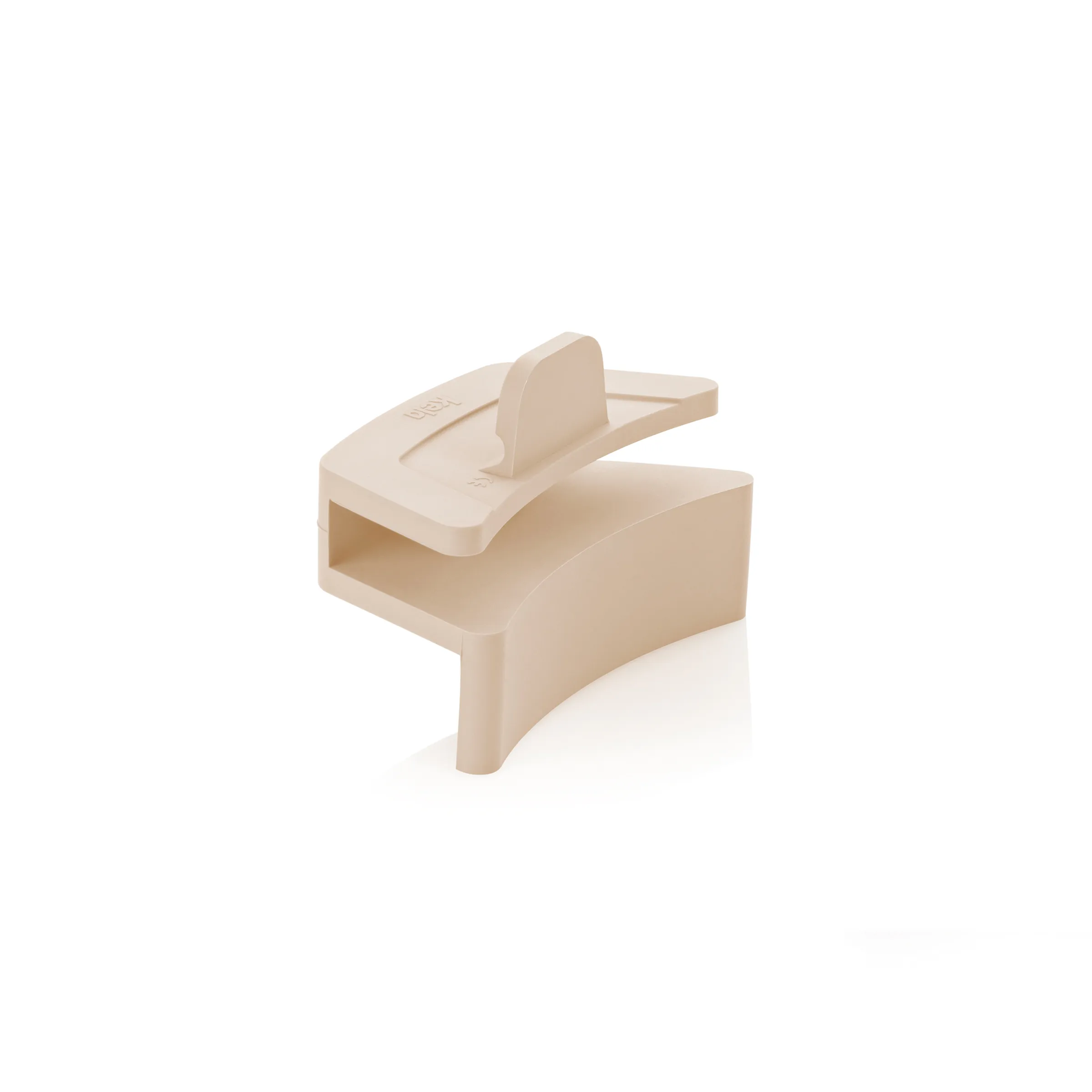 Holz-Tritthocker mit Griff - Beige Trittstufe für Kinder und Badezimmer Beiger Holz-Hocker mit Griff und Fußablage in minimalistischem Design auf weißem Hintergrund