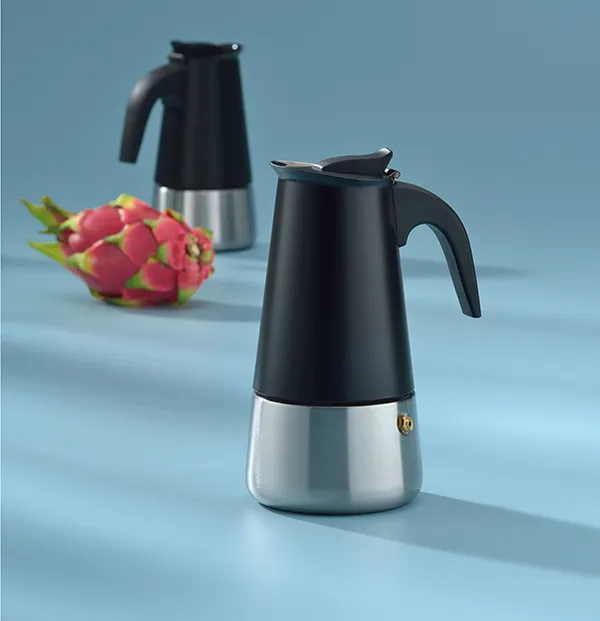 Espressokanne Edelstahl schwarz - Moderne Mokkakannen für Induktion Schwarze Espressokannen aus Edelstahl mit Griff auf blauem Hintergrund, dekoriert mit Drachenfrucht