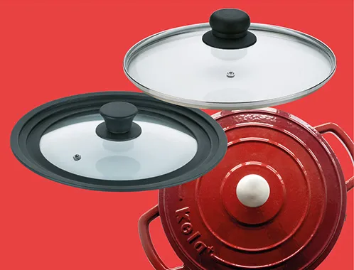 Gusseisen Kochtopf Set mit Glasdeckel Rotes gusseisernes Kochgeschirr-Set mit zwei Glasdeckeln auf rotem Hintergrund