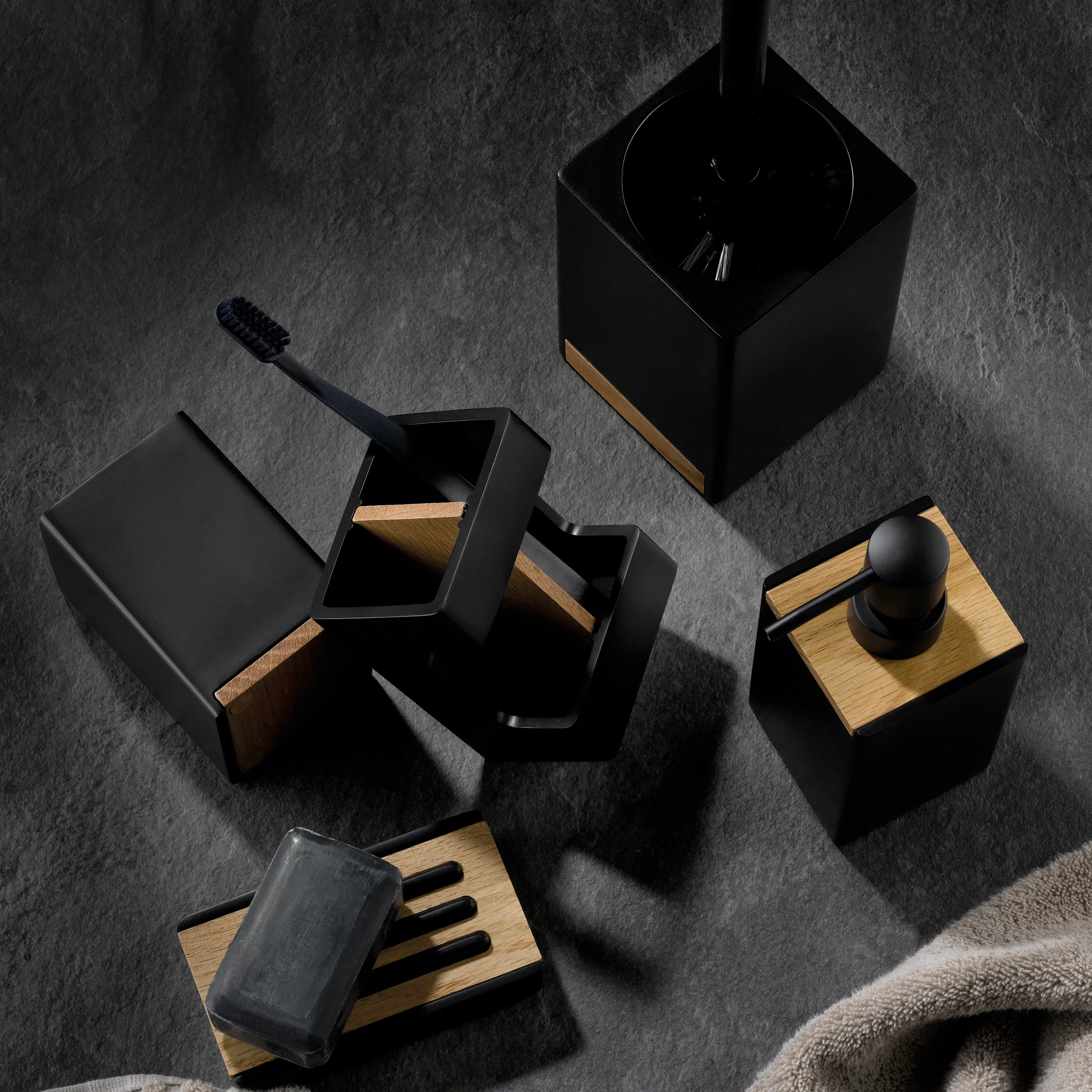 Schwarzes Badezimmer-Zubehör-Set aus Metall und Holz mit Seifenspender, Zahnbürstenhalter und Seifenschale