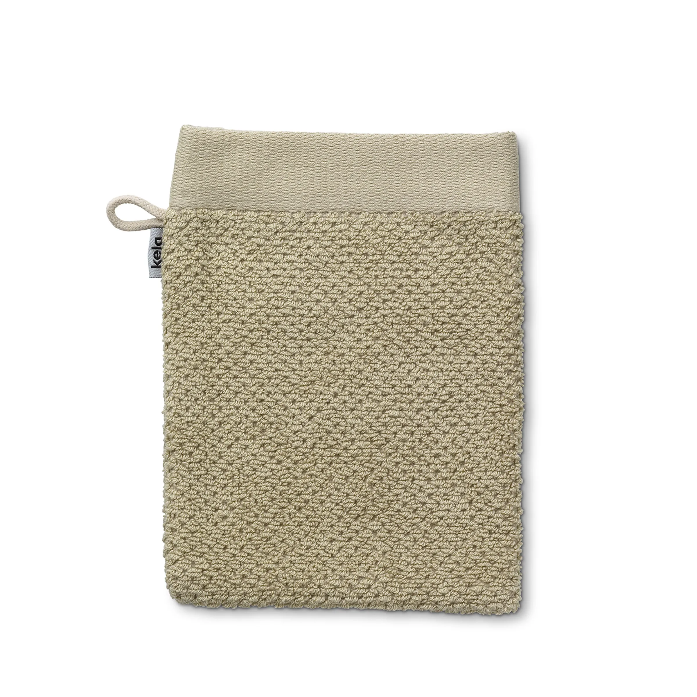 Beige Waschlappen aus Baumwolle mit strukturierter Oberfläche und Aufhängeschlaufe auf weißem Hintergrund
