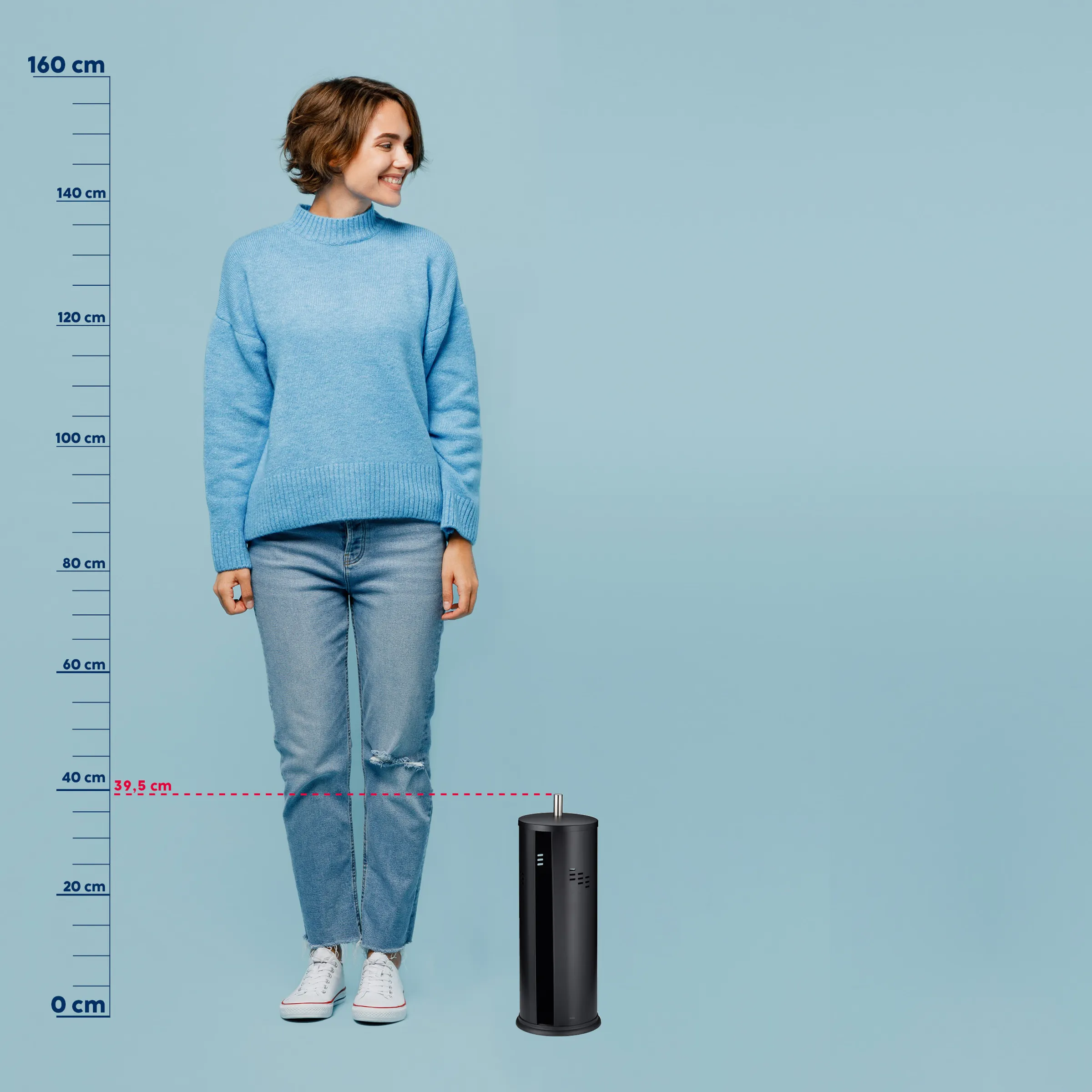 Luftreiniger schwarz - Größenvergleich 39,5 cm Höhe Schwarzer zylindrischer Luftreiniger (39,5 cm hoch) neben Frau in blauem Pullover vor Messskala