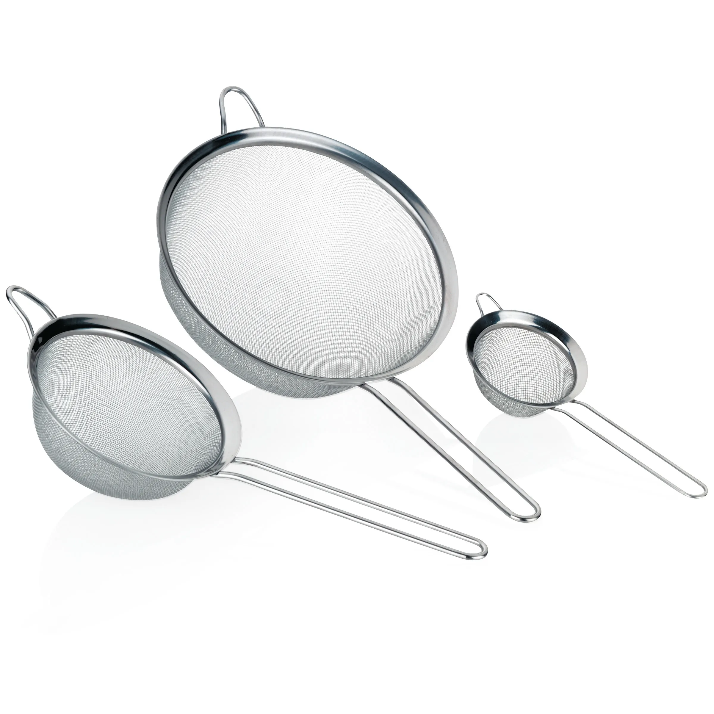 Küchensiebe Set - Edelstahl Mehrzwecksiebe für Küche Drei Küchensiebe in verschiedenen Größen mit Metallrahmen und feiner Maschenweite, aufgereiht auf weißem Hintergrund.