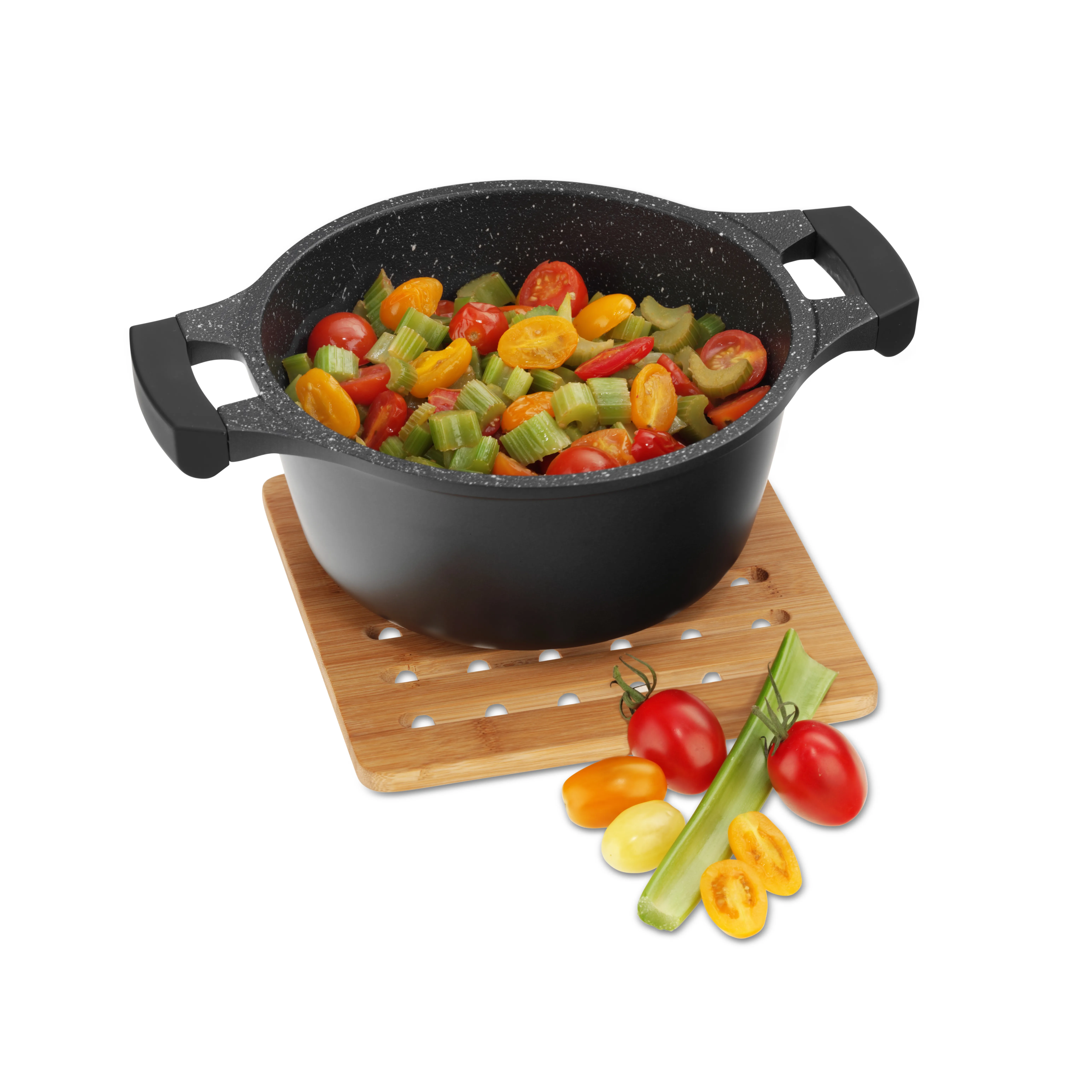 Antihaft-Kochtopf mit Gemüse – Non-Stick Küchentopf mit zwei Griffen Schwarzer Kochtopf mit buntem Gemüse auf Bambus-Untersetzer, daneben Tomaten, Paprika und Sellerie