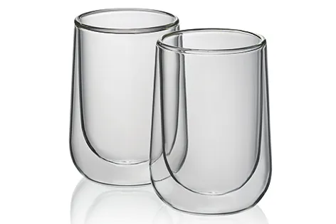 Doppelwandige Thermogläser - Isolierbecher Set Zwei doppelwandige Thermogläser aus transparentem Borosilicatglas mit ergonomischem Design nebeneinander.