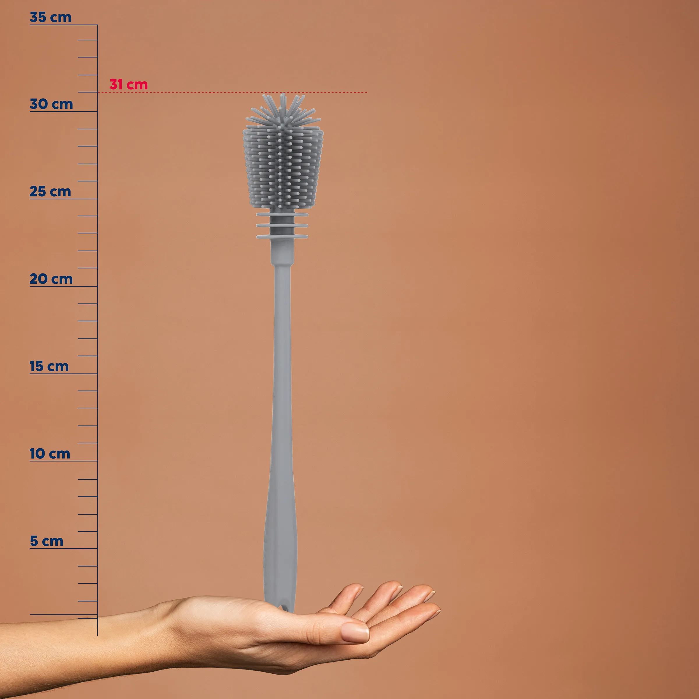 Rundbürste mit grauem Griff in Hand auf Messskala, Gesamthöhe 35 cm, Bürstenkopf etwa 31 cm Umfang